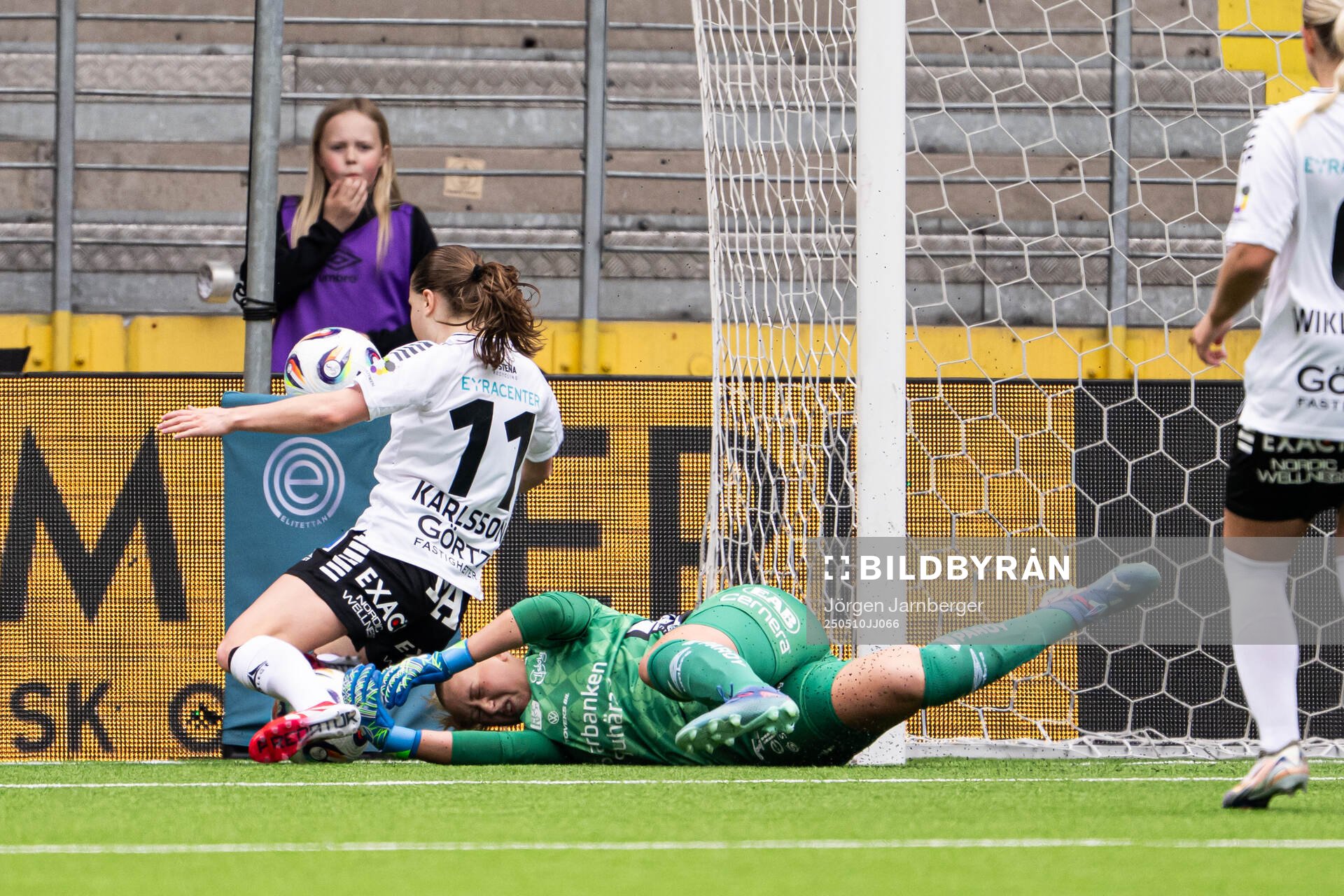 Örebro SKs Cornelia Karlsson och Elfsborgs målvakt Tilda