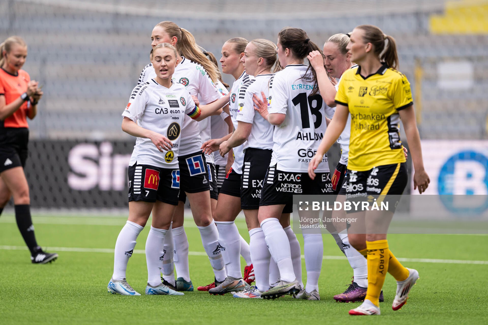 Örebro SKs spelare jublar efter 0-1 under fotbollsmatchen i Elitettan mellan Elfsborg och Örebro SK den 10 maj 2025 i Borås. 