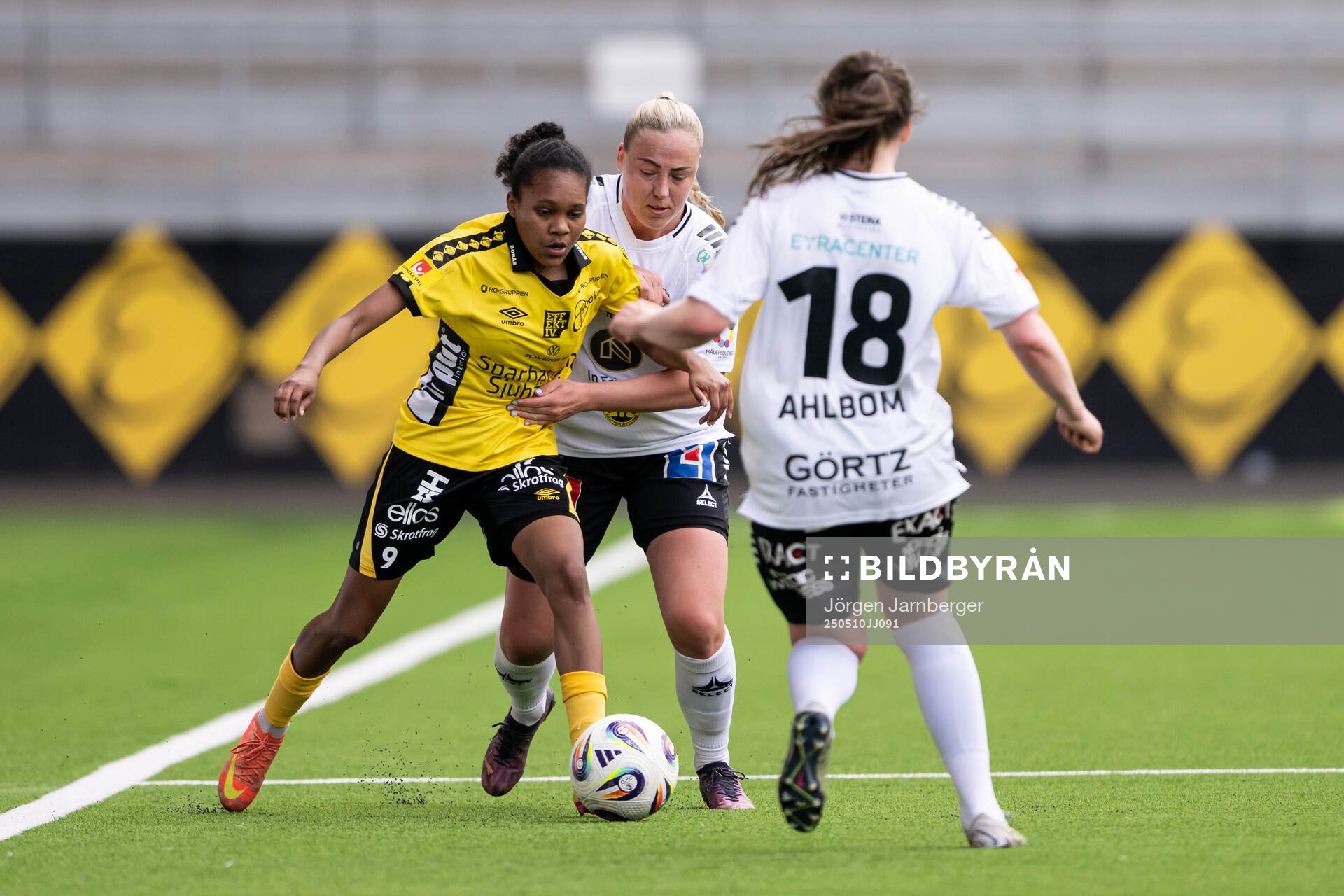 Elfsborgs Vanessa Lopez och Örebro SKs Ebba Cabander under fotbollsmatchen i Elitettan mellan Elfsborg och Örebro SK den 10 maj 2025 i Borås.