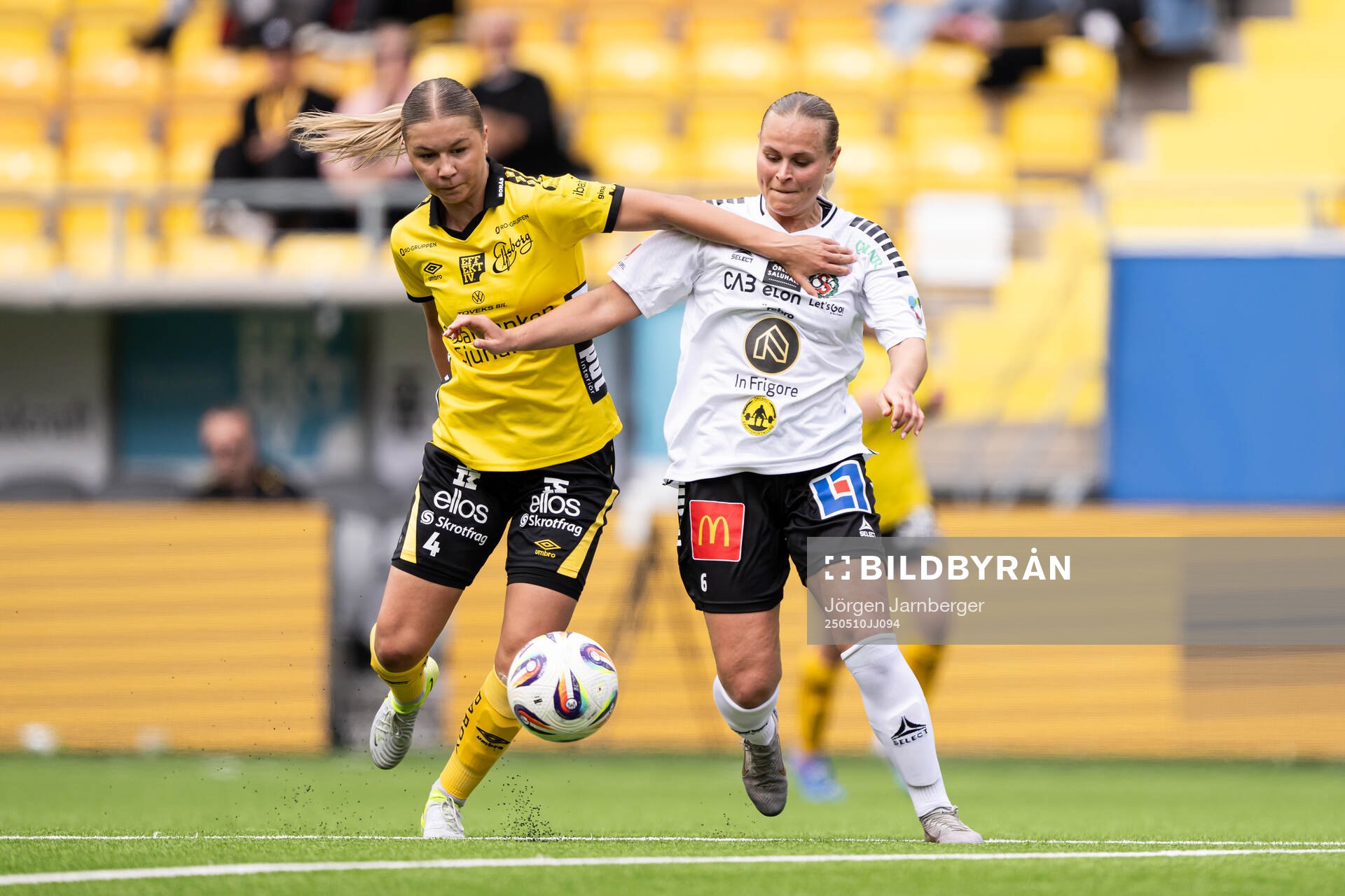 Elfsborgs Alice Broman och Örebro SKs Molly Wiklander under fotbollsmatchen i Elitettan mellan Elfsborg och Örebro SK den 10 maj 2025 i Borås.