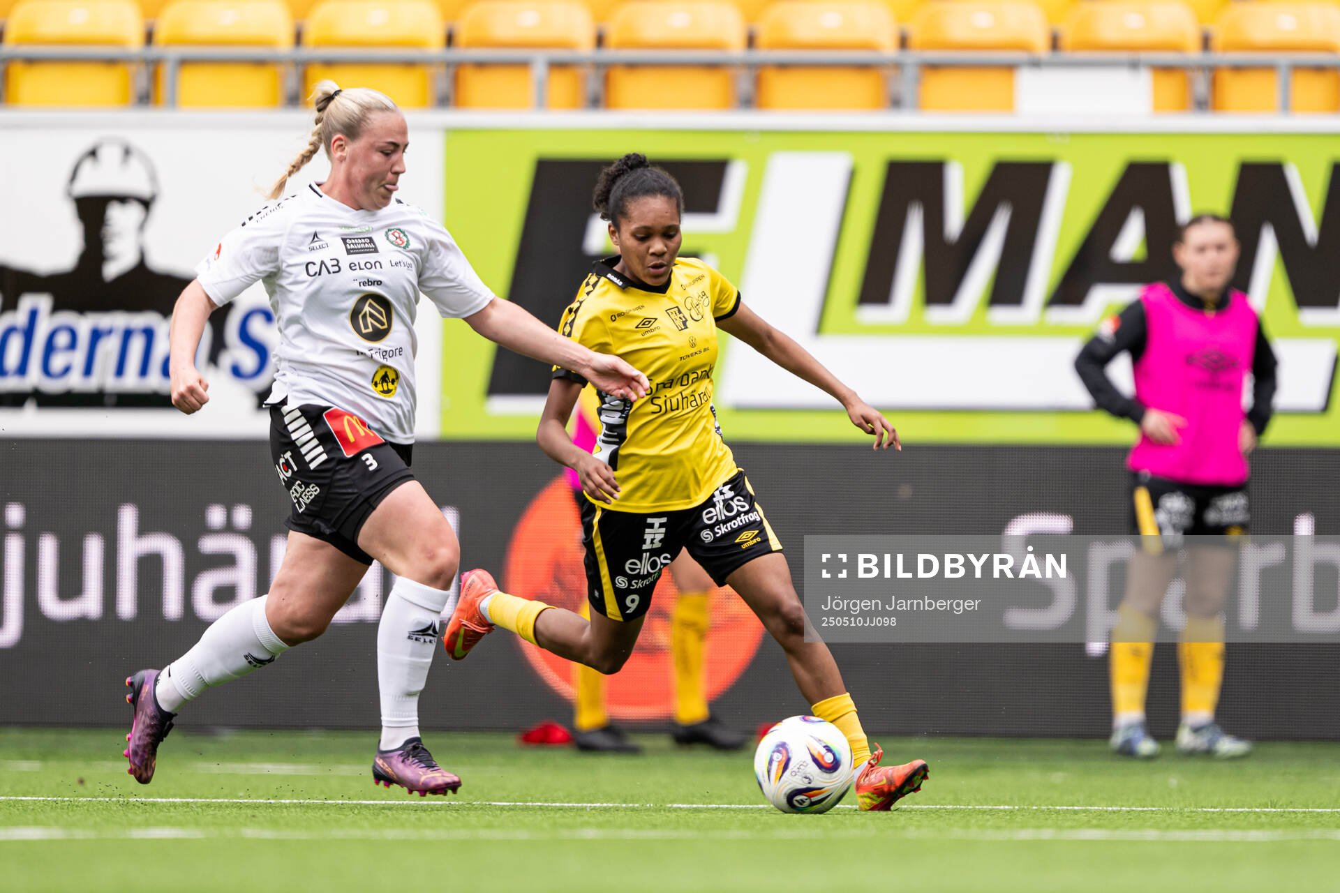 Örebro SKs Ebba Cabander och Elfsborgs Vanessa Lopez under fotbollsmatchen i Elitettan mellan Elfsborg och Örebro SK den 10 maj 2025 i Borås.