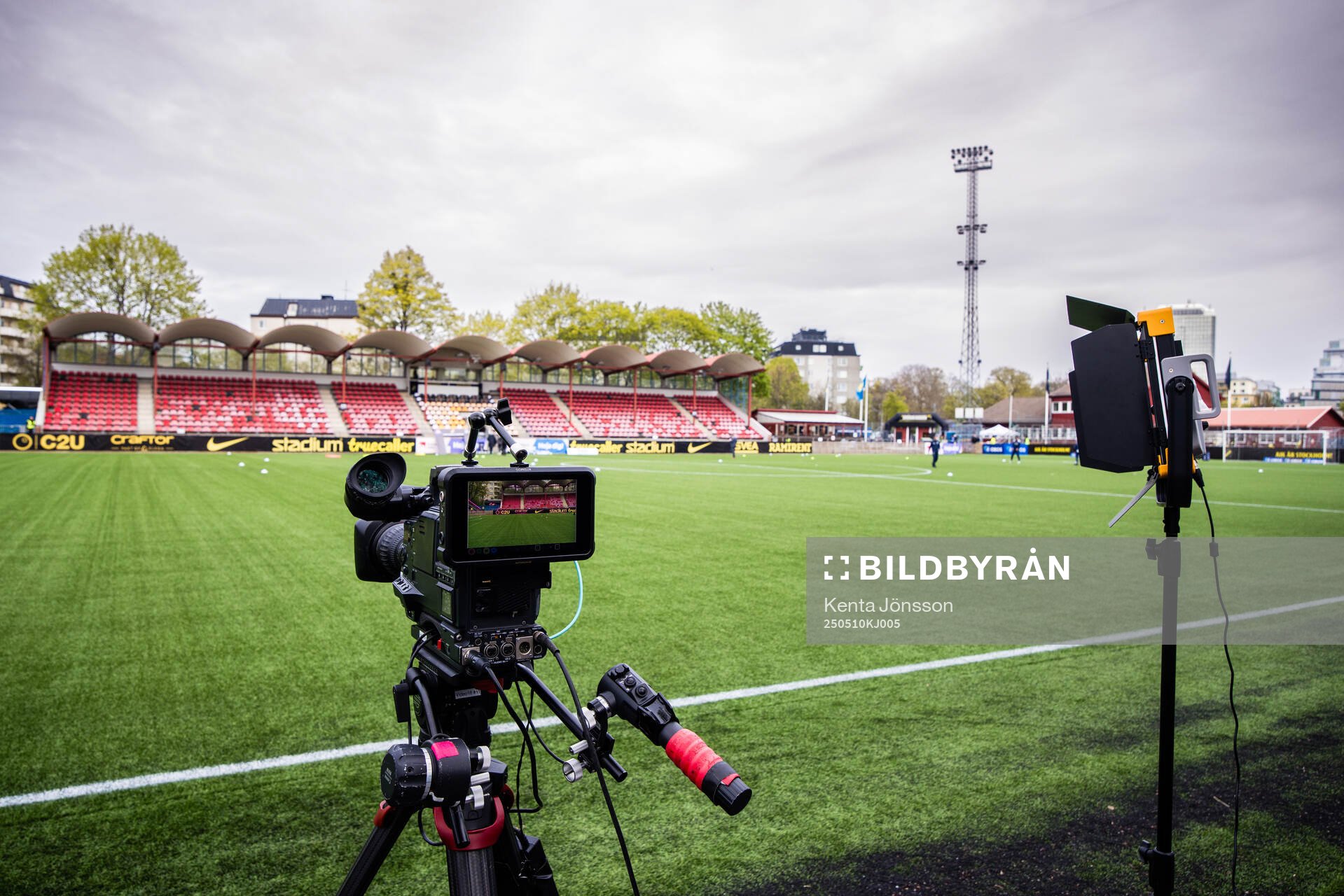 En TV-kamera vid planen på Skytteholms IP