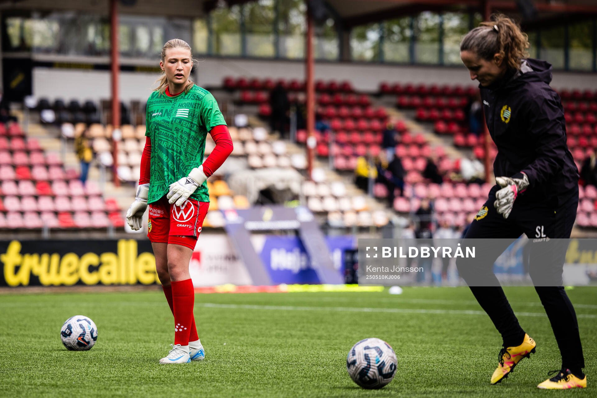 Hammarbys målvakt Fanny Jurander under uppvärmningen inför fotbollsmatchen i Damallsvenskan mellan AIK och Hammarby den 10 maj 2025 i Stockholm.