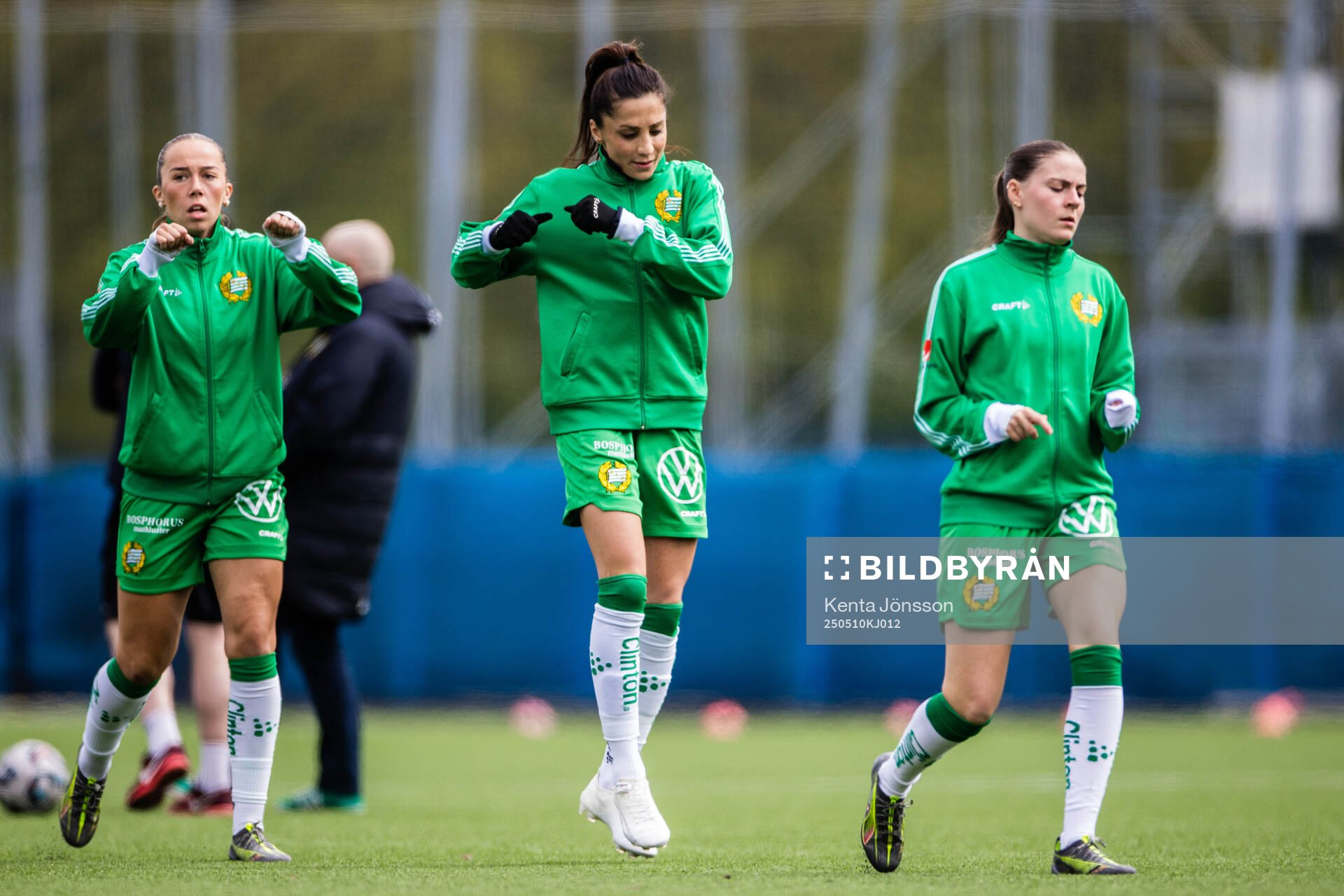 Hammarbys Nadia Nadim under uppvärmningen inför fotbollsmatchen i Damallsvenskan mellan AIK och Hammarby den 10 maj 2025 i Stockholm. 