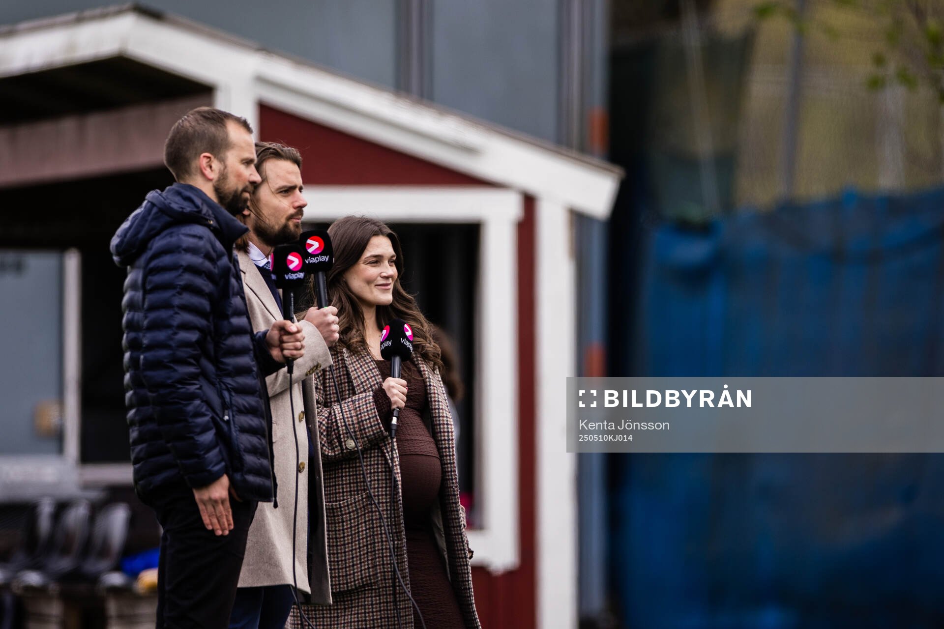 Viaplays Pär Lagerström, Axel Olsson och Saga Fredriksson inför under fotbollsmatchen i Damallsvenskan mellan AIK och Hammarby den 10 maj 2025 i Stockholm.