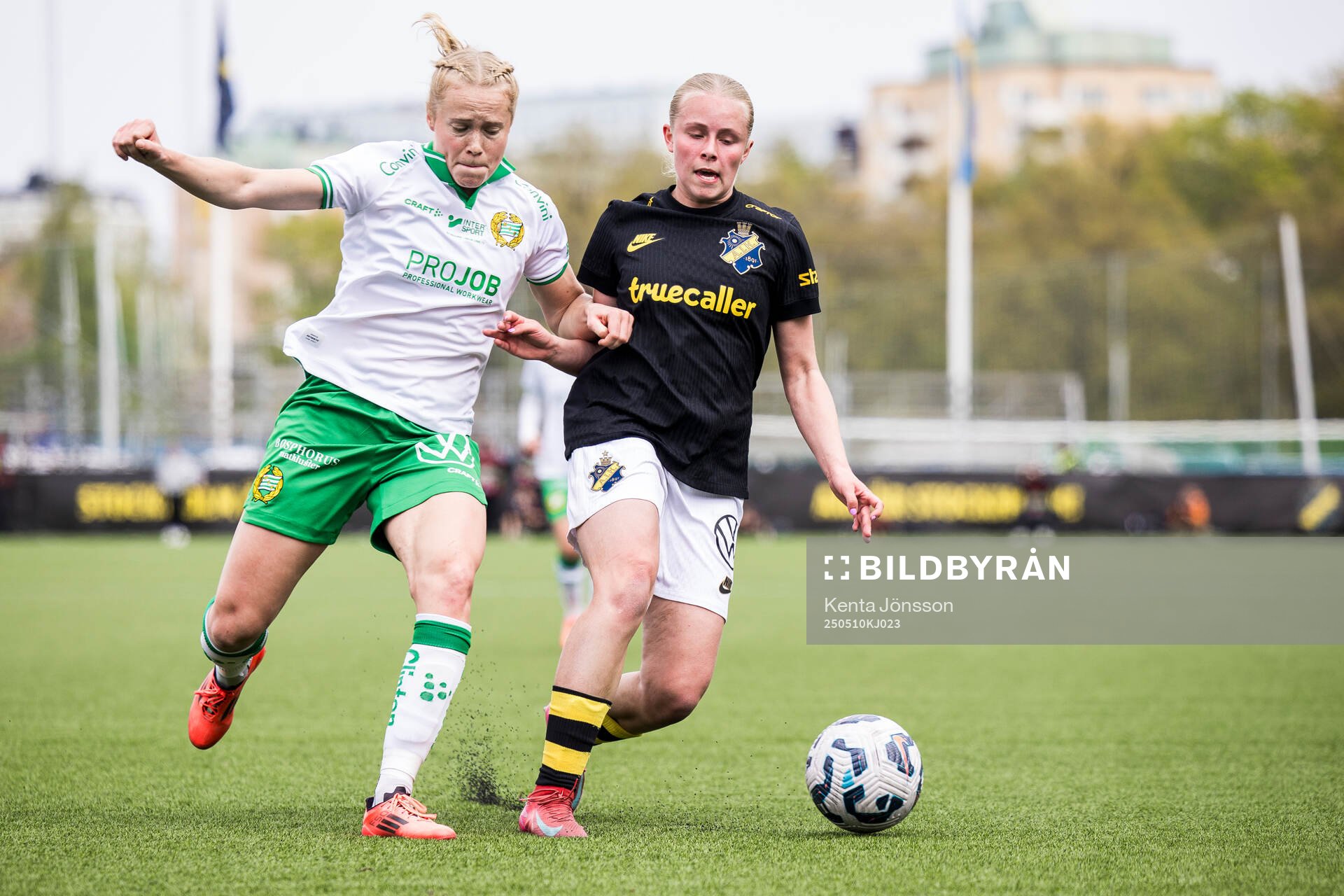 Hammarbys Julie Blakstad och Julie Blakstad och AIKs Nova Selin under fotbollsmatchen i Damallsvenskan mellan AIK och Hammarby den 10 maj 2025 i Stockholm.