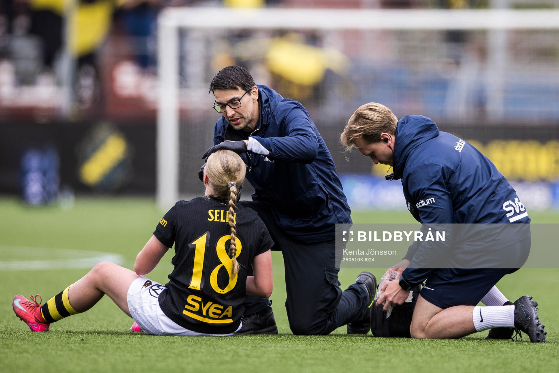 AIKs Nova Selin har ont under fotbollsmatchen i Damallsvenskan mellan AIK och Hammarby den 10 maj 2025 i Stockholm. 