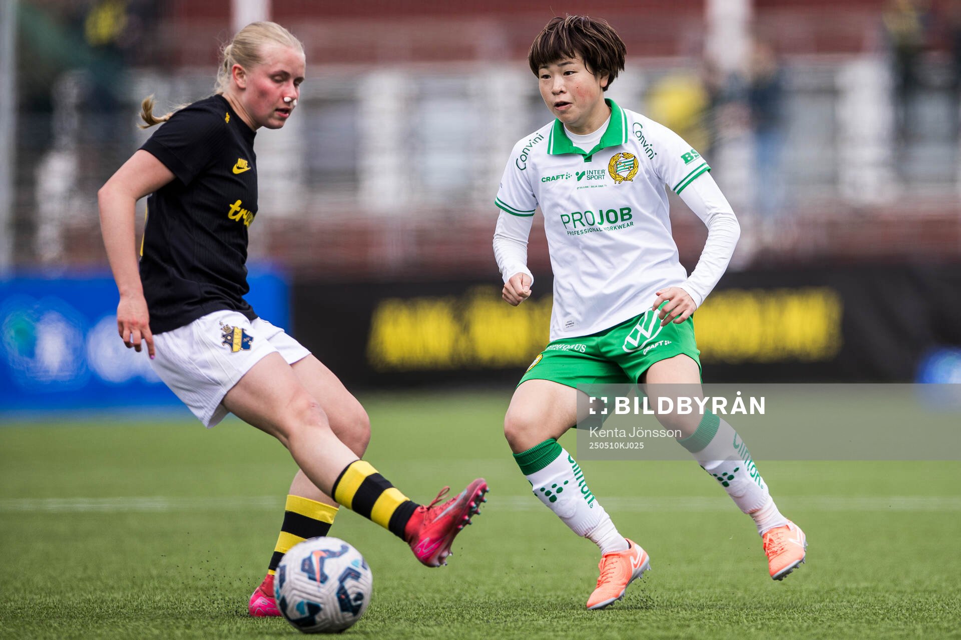 AIKs Nova Selin och Hammarbys Asato Miyagawa under fotbollsmatchen i Damallsvenskan mellan AIK och Hammarby den 10 maj 2025 i Stockholm. 