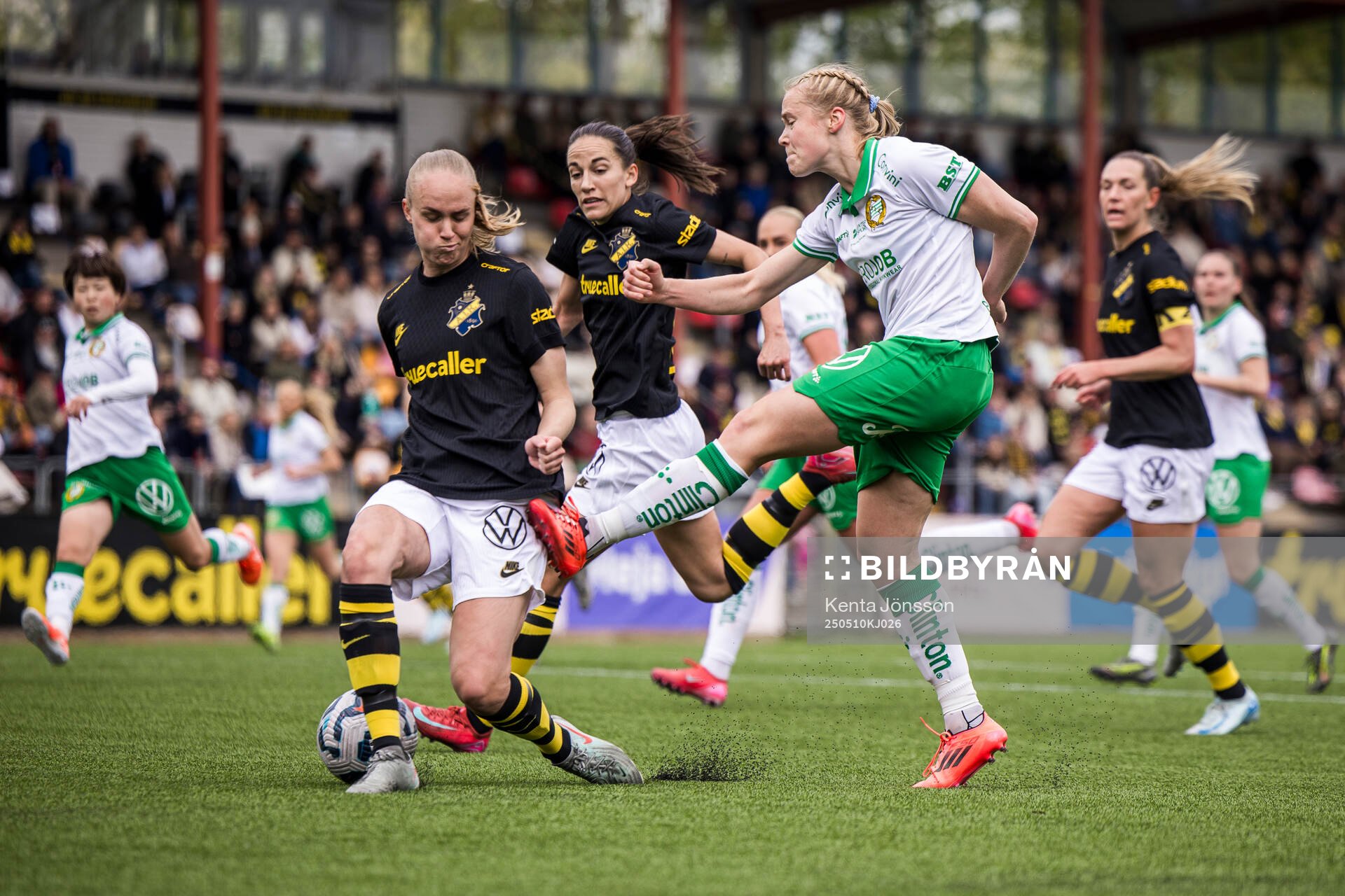 AIKs Matilda Plan och Hammarbys Julie Blakstad under fotbollsmatchen i Damallsvenskan mellan AIK och Hammarby den 10 maj 2025 i Stockholm. 