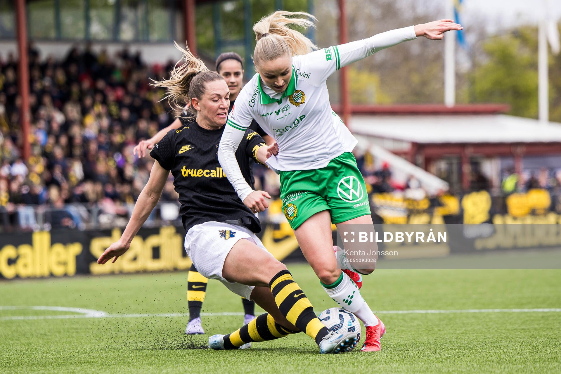 AIKs Jennie Nordin och Hammarbys Anna Jøsendal under fotbollsmatchen i Damallsvenskan mellan AIK och Hammarby den 10 maj 2025 i Stockholm. 