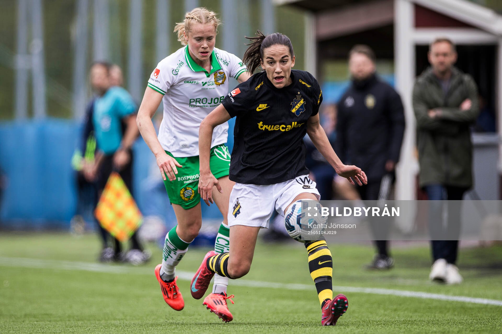 Hammarbys Julie Blakstad och AIKs Anna Oskarsson under fotbollsmatchen i Damallsvenskan mellan AIK och Hammarby den 10 maj 2025 i Stockholm.