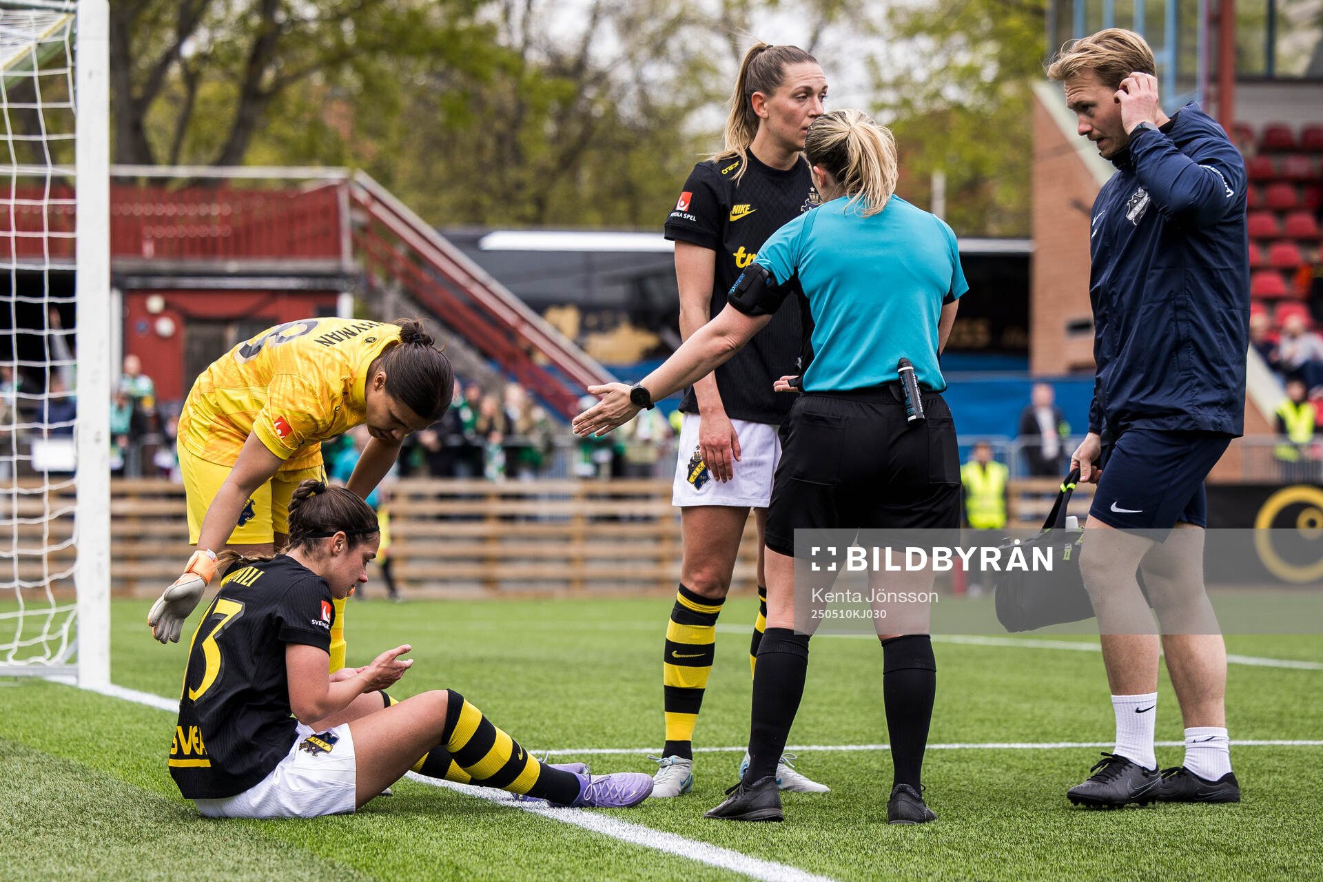 AIKs Daniella Famili har ont under fotbollsmatchen i Damallsvenskan mellan AIK och Hammarby den 10 maj 2025 i Stockholm. 
