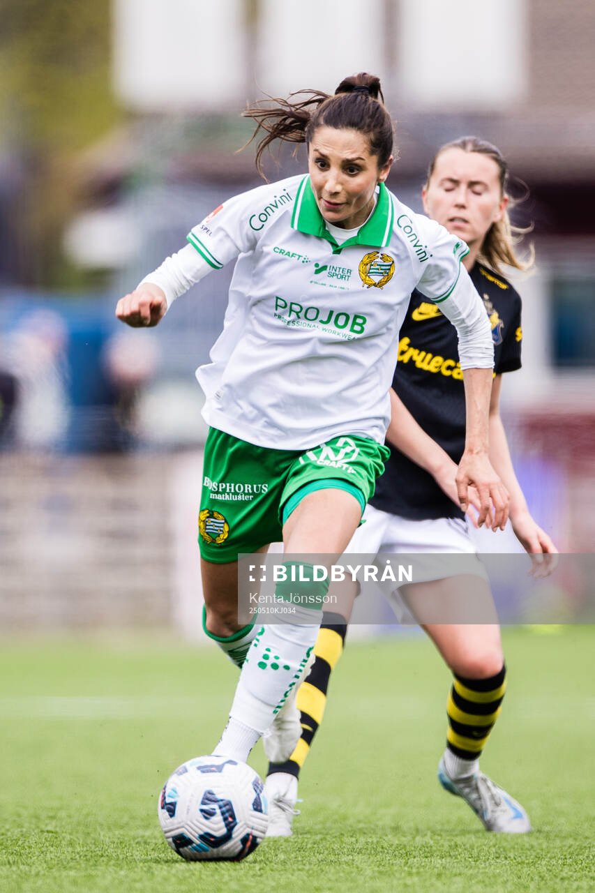 Hammarbys Nadia Nadim och AIKs Adelisa Grabus under fotbollsmatchen i Damallsvenskan mellan AIK och Hammarby den 10 maj 2025 i Stockholm. 
