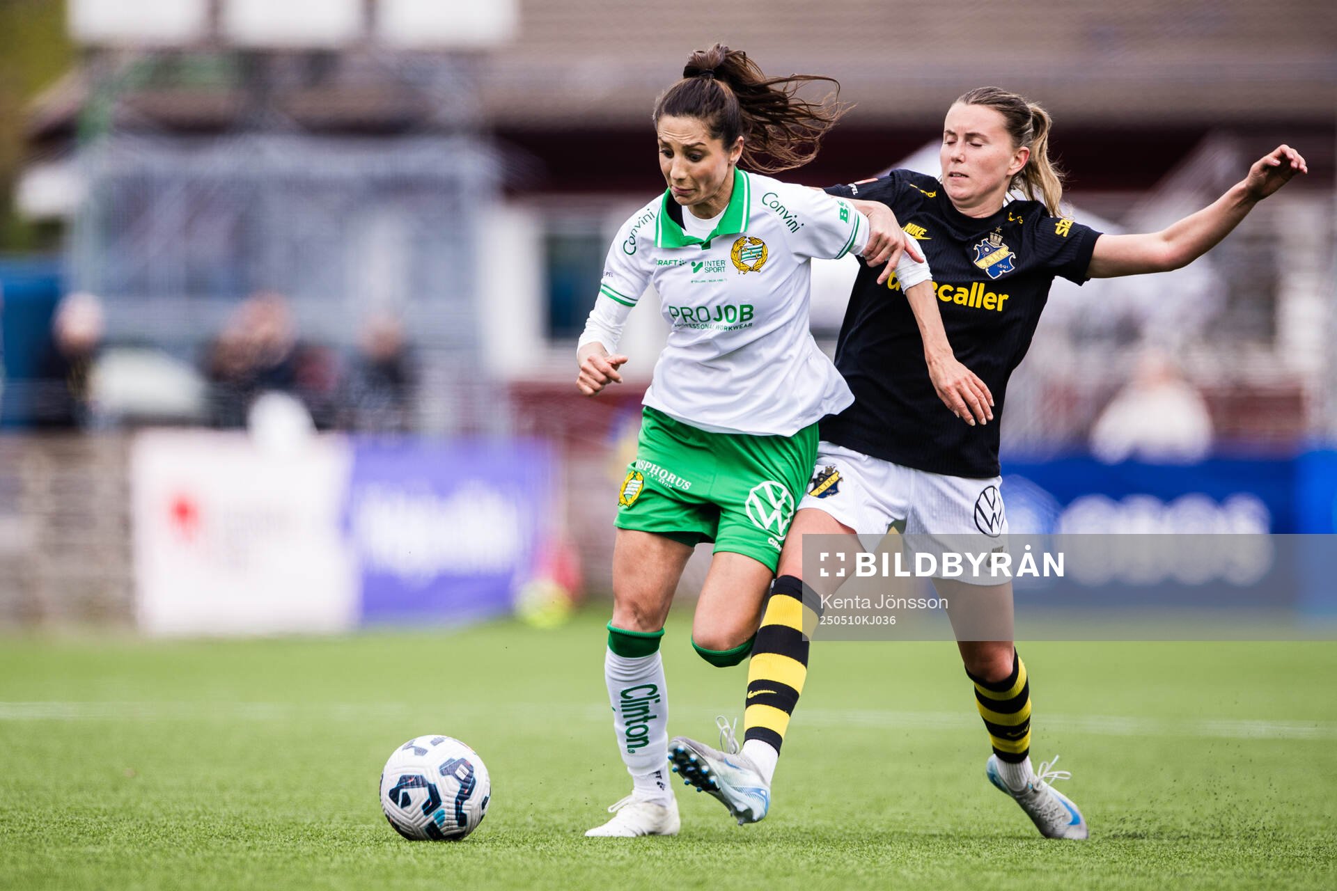 Hammarbys Nadia Nadim och AIKs Adelisa Grabus under fotbollsmatchen i Damallsvenskan mellan AIK och Hammarby den 10 maj 2025 i Stockholm. 