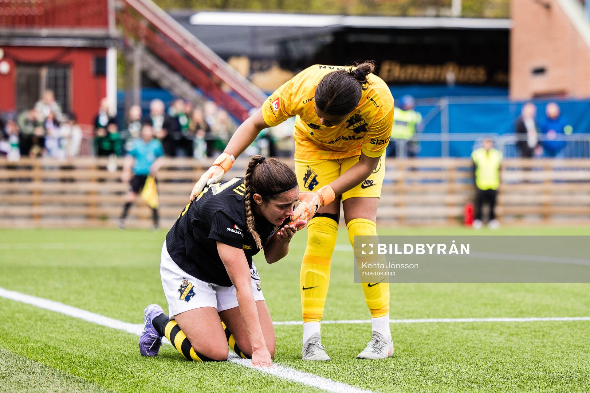 AIKs Daniella Famili har ont under fotbollsmatchen i Damallsvenskan mellan AIK och Hammarby den 10 maj 2025 i Stockholm. 