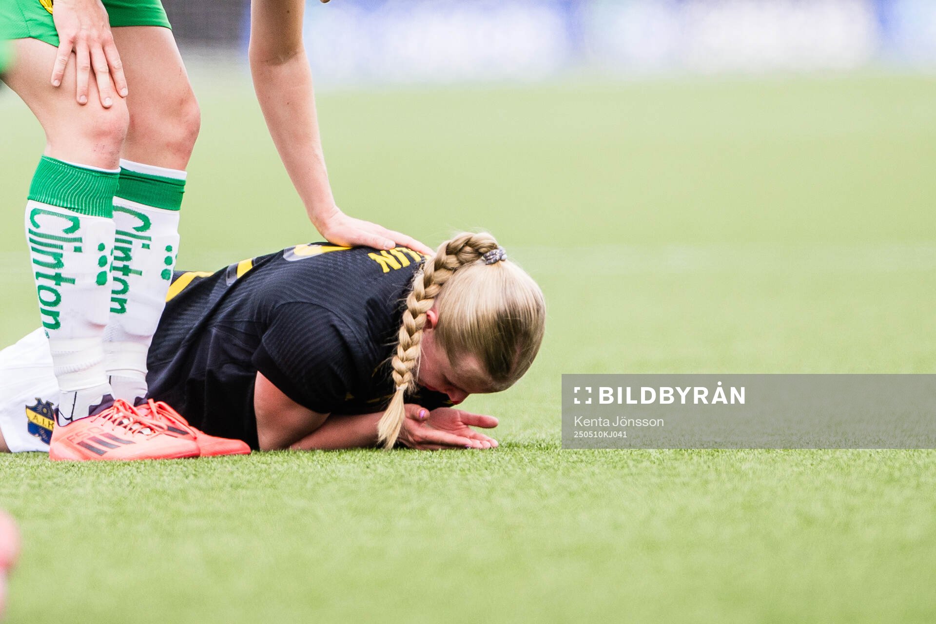AIKs Nova Selin har ont under fotbollsmatchen i Damallsvenskan mellan AIK och Hammarby den 10 maj 2025 i Stockholm. 