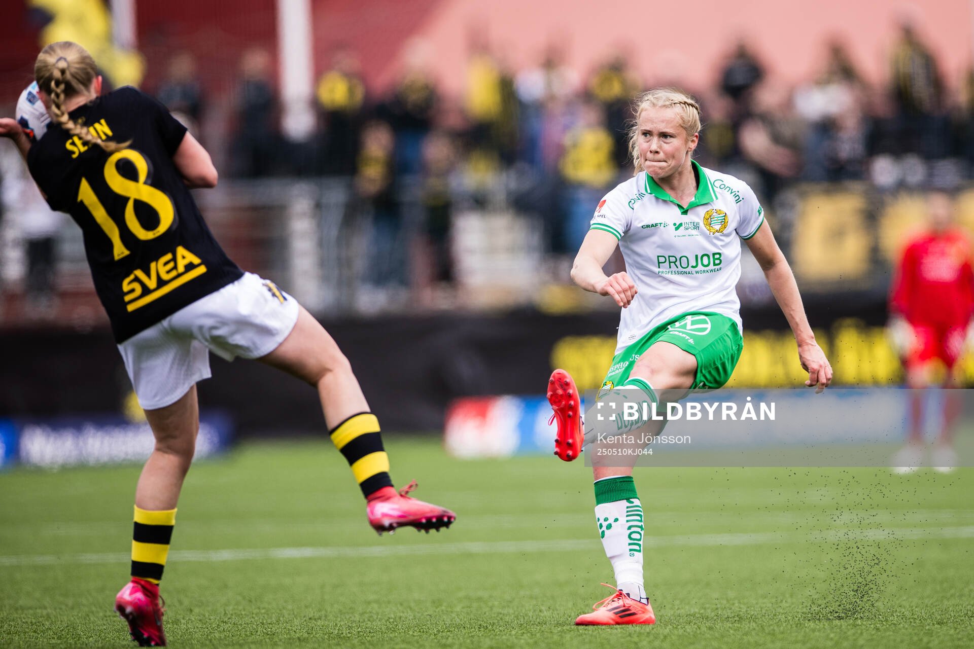 AIKs Nova Selin och Hammarbys Julie Blakstad under fotbollsmatchen i Damallsvenskan mellan AIK och Hammarby den 10 maj 2025 i Stockholm. 