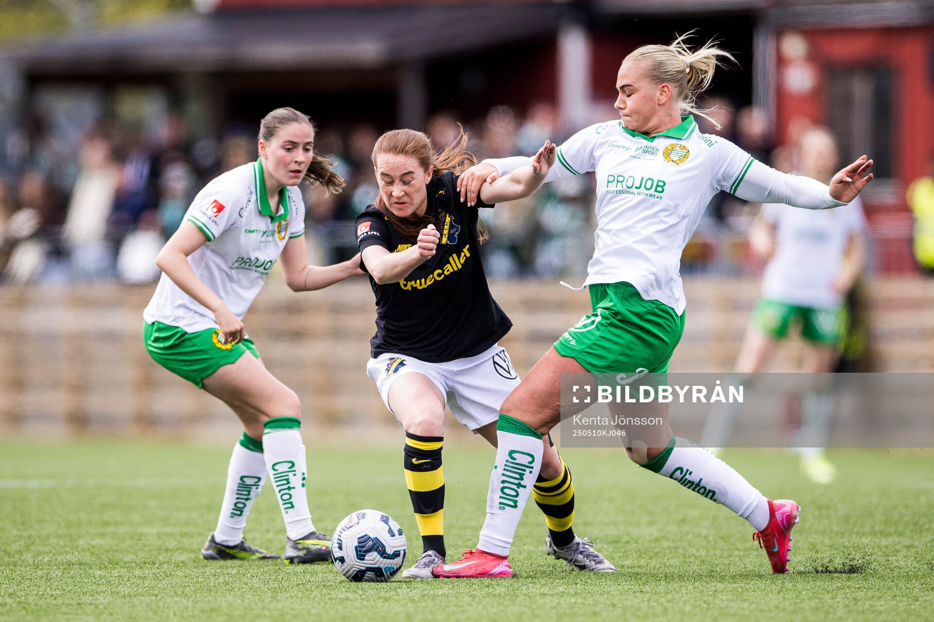 AIKs Ella Reidy och Hammarbys Cathinka Tandberg under fotbollsmatchen i Damallsvenskan mellan AIK och Hammarby den 10 maj 2025 i Stockholm. 