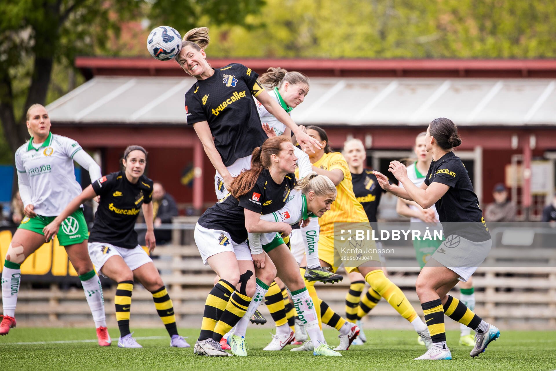 AIKs Jennie Nordin och Hammarbys Smilla Vallotto