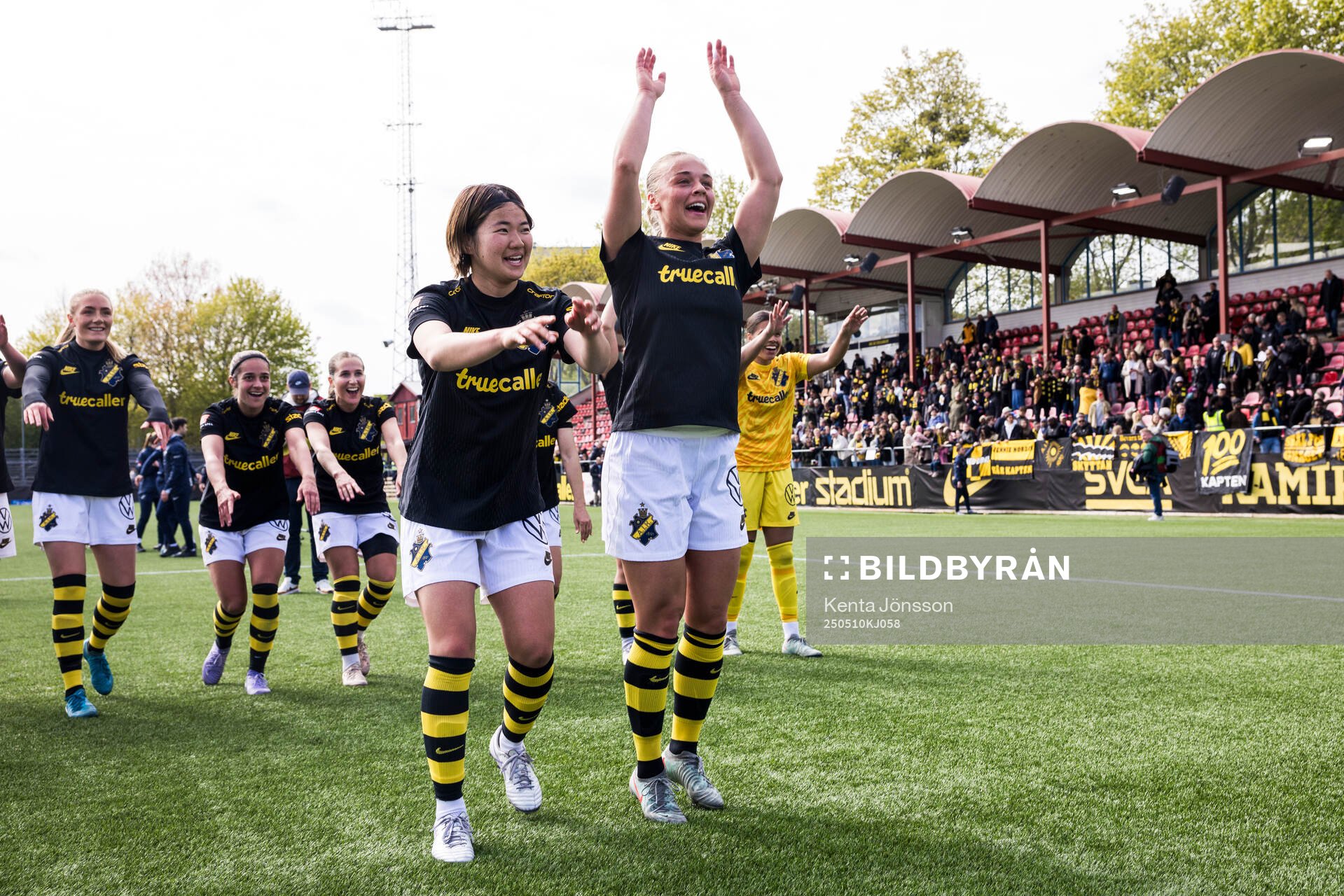 AIKs Haruna Tabata och Villemo Dahlqvist jublar efter fotbollsmatchen i Damallsvenskan mellan AIK och Hammarby den 10 maj 2025 i Stockholm. 