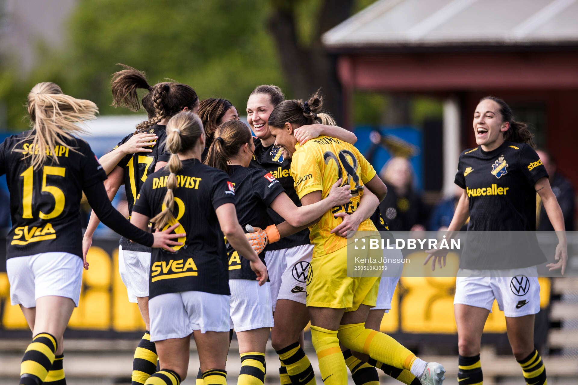 AIKs spelare jublar efter fotbollsmatchen i Damallsvenskan mellan AIK och Hammarby den 10 maj 2025 i Stockholm. 