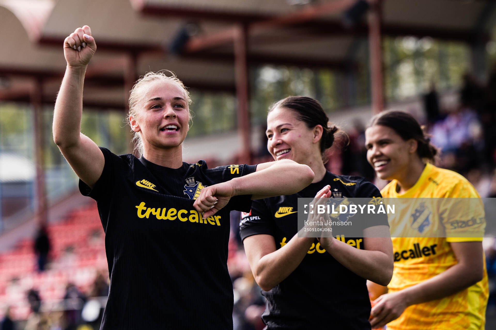 AIKs Villemo Dahlqvist jublar efter under fotbollsmatchen i Damallsvenskan mellan AIK och Hammarby den 10 maj 2025 i Stockholm. 