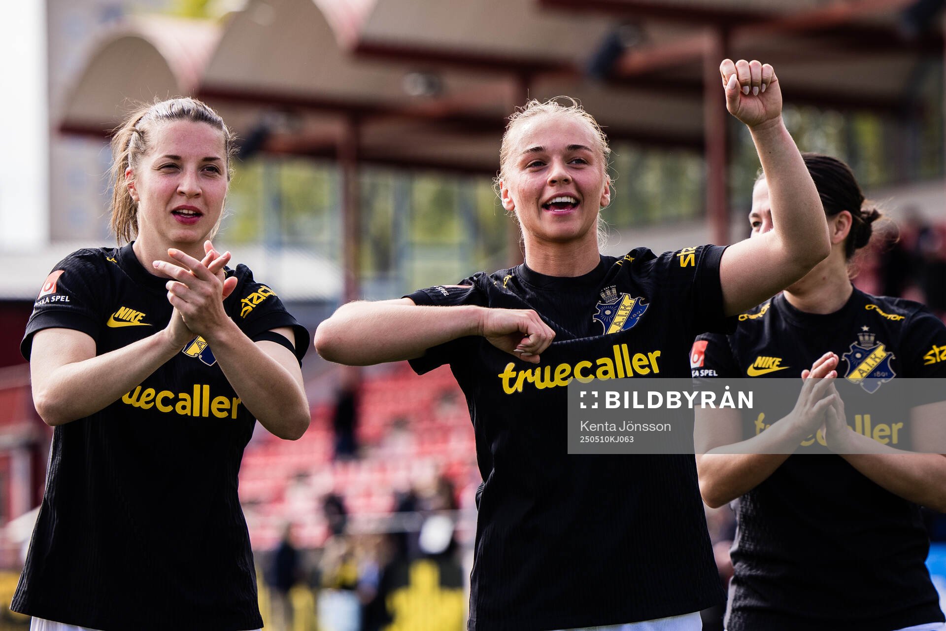AIKs Patrícia Fischerova och Villemo Dahlqvist jublar efter under fotbollsmatchen i Damallsvenskan mellan AIK och Hammarby den 10 maj 2025 i Stockholm.