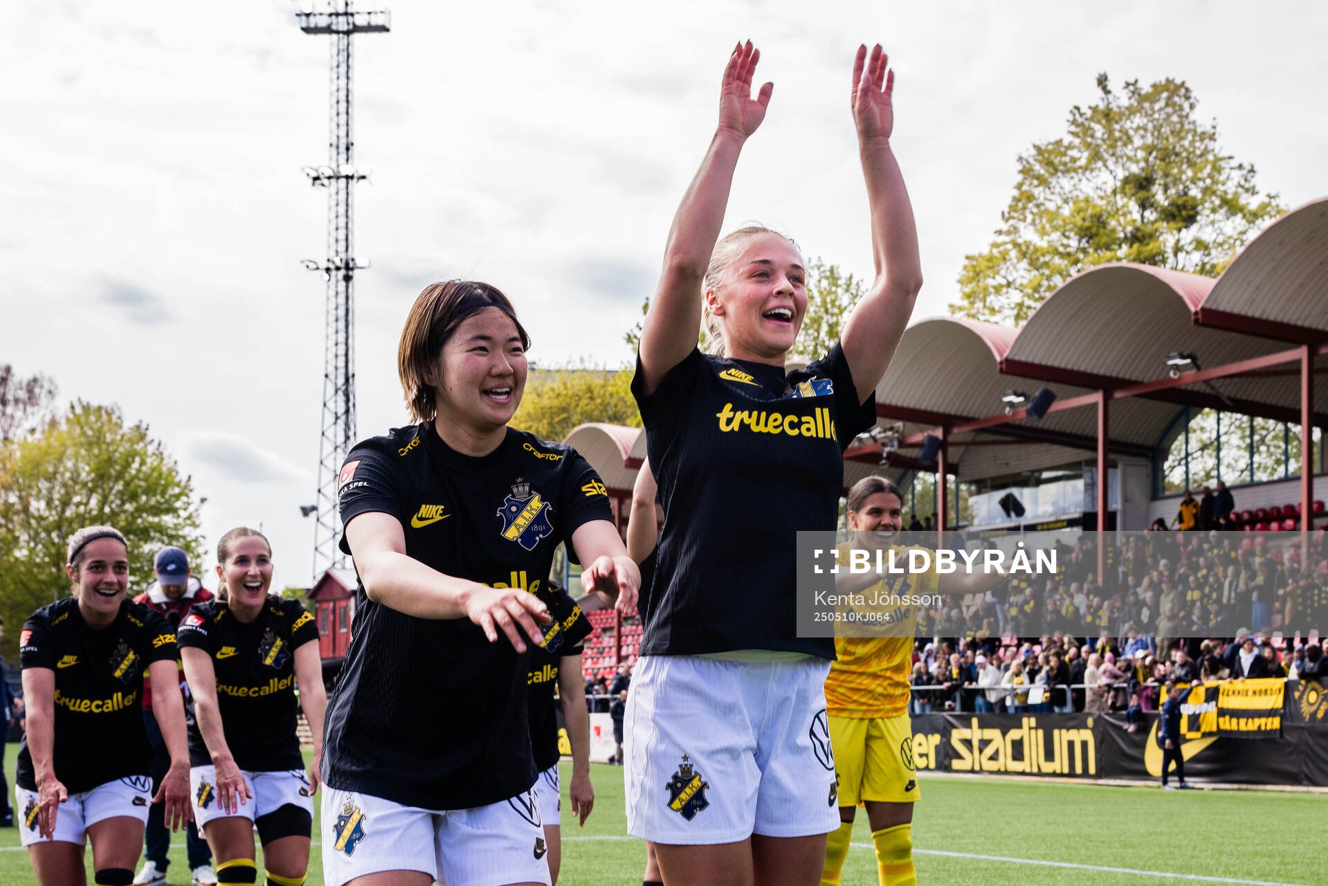 AIKs Haruna Tabata och Villemo Dahlqvist jublar efter fotbollsmatchen i Damallsvenskan mellan AIK och Hammarby den 10 maj 2025 i Stockholm. 