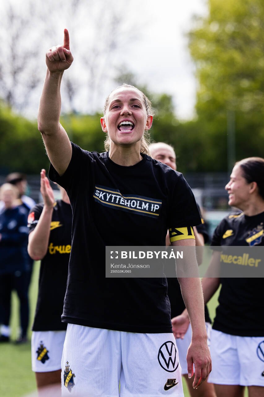 AIKs Jennie Nordin jublar efter fotbollsmatchen i Damallsvenskan mellan AIK och Hammarby den 10 maj 2025 i Stockholm. 