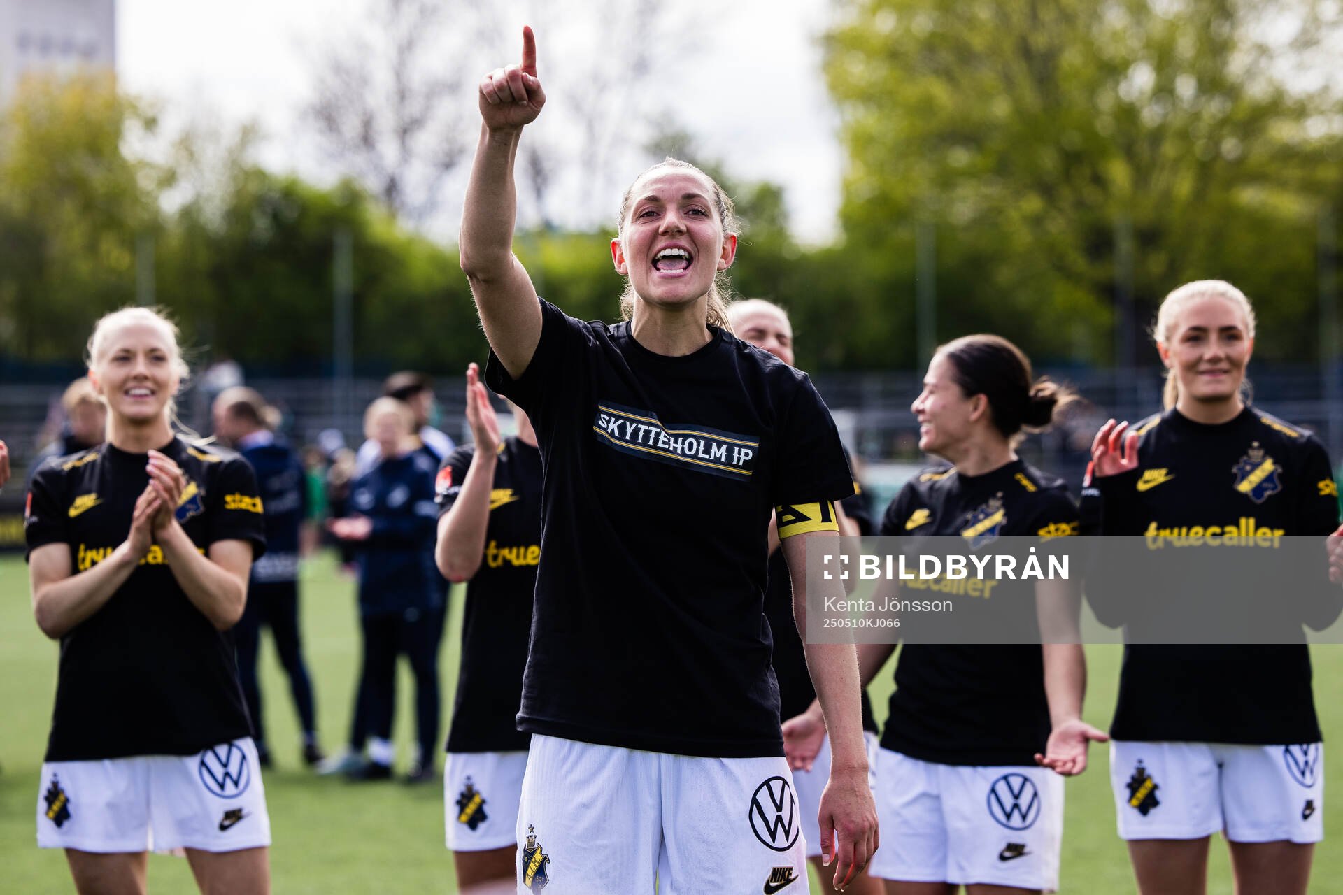 AIKs Jennie Nordin jublar efter fotbollsmatchen i Damallsvenskan mellan AIK och Hammarby den 10 maj 2025 i Stockholm. 
