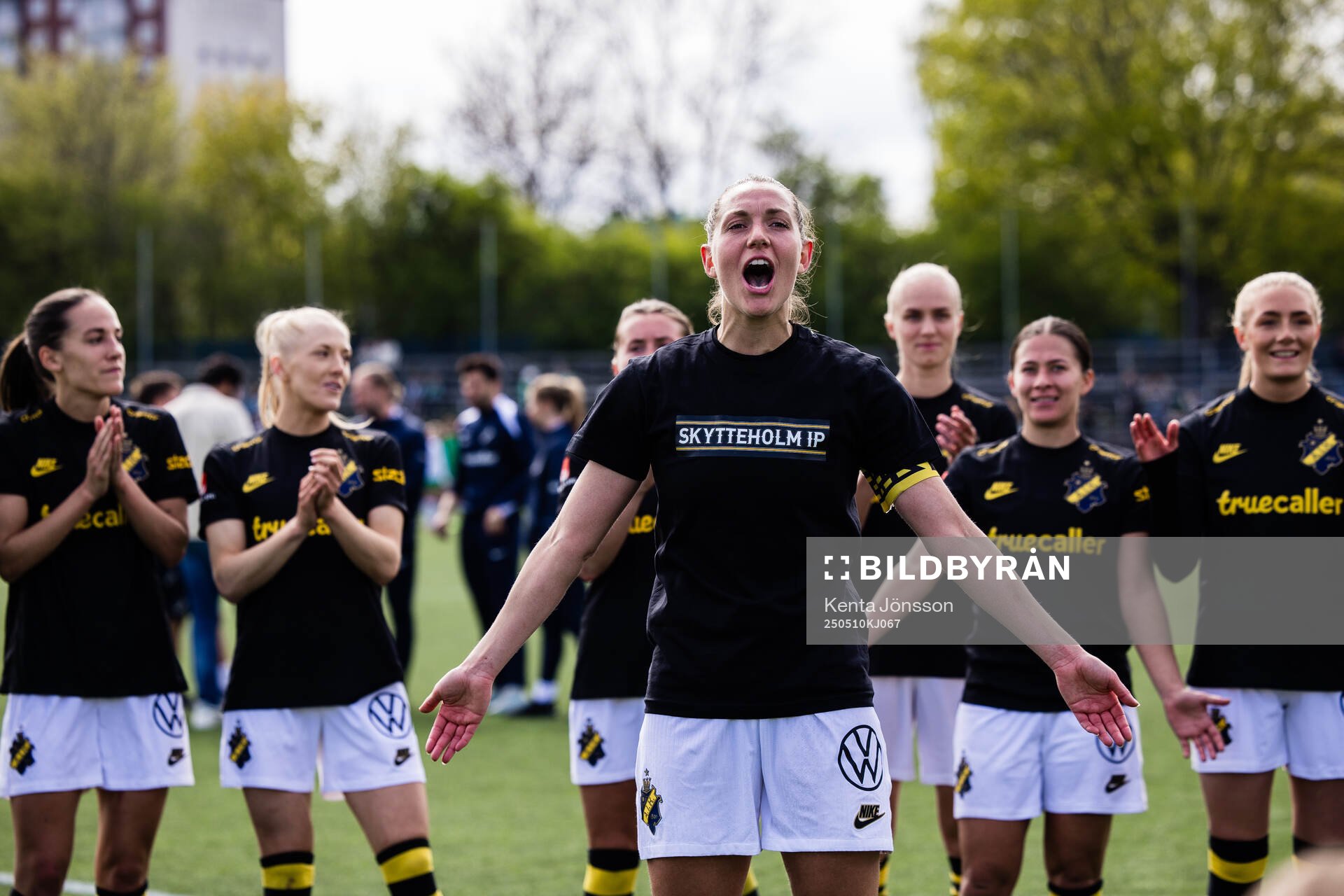 AIKs Jennie Nordin jublar efter fotbollsmatchen i Damallsvenskan mellan AIK och Hammarby den 10 maj 2025 i Stockholm. 