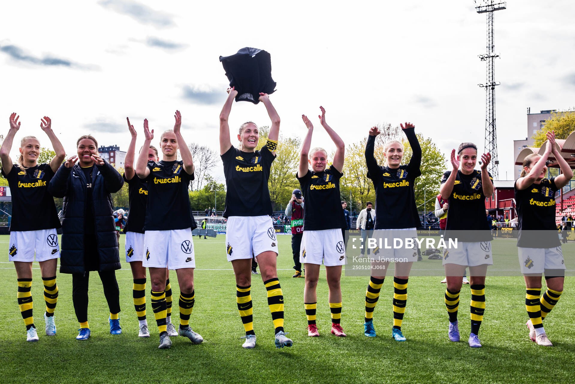AIKs spelare jublar efter fotbollsmatchen i Damallsvenskan mellan AIK och Hammarby den 10 maj 2025 i Stockholm. 