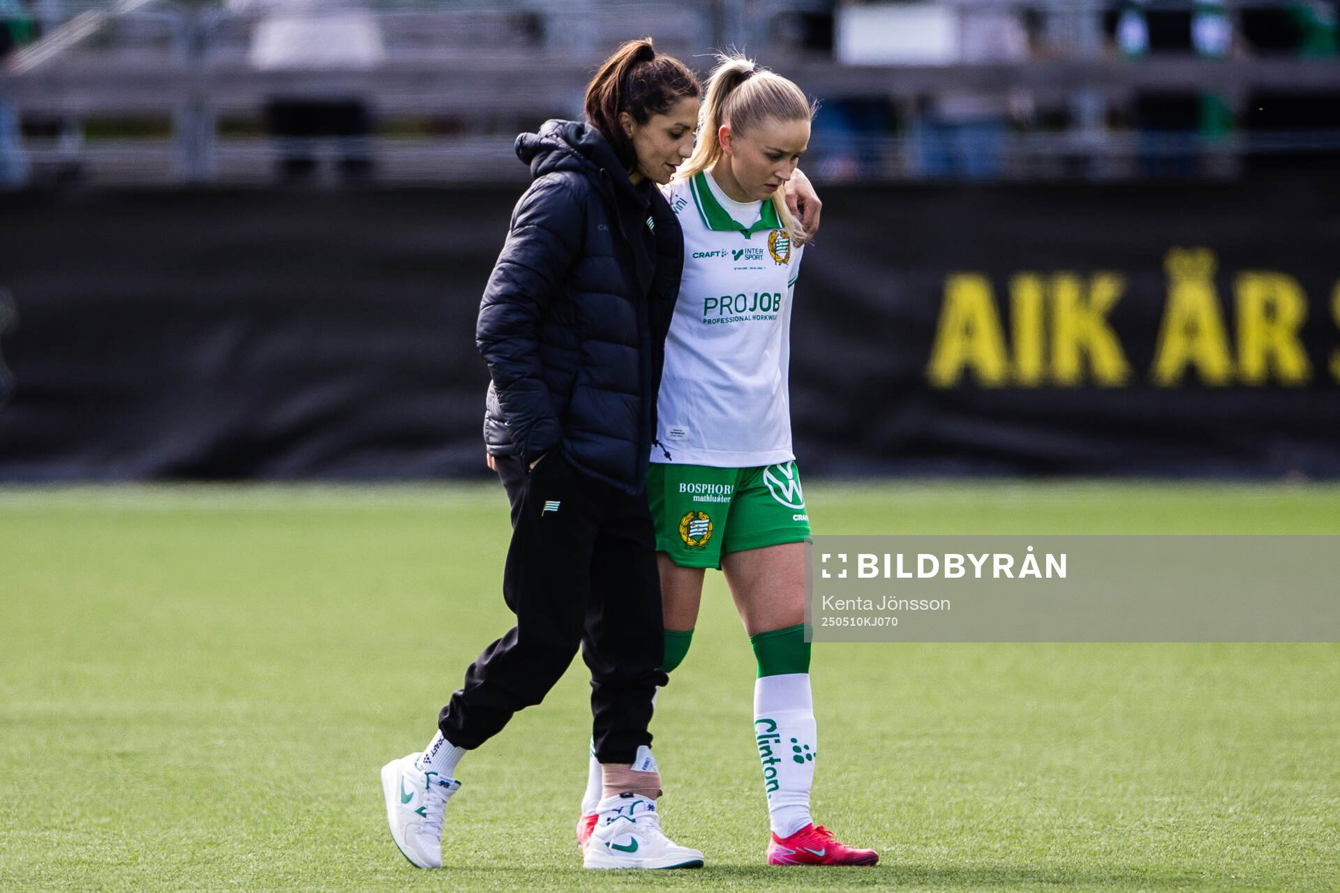 Hammarbys Nadia Nadim och Anna Jøsendal deppar