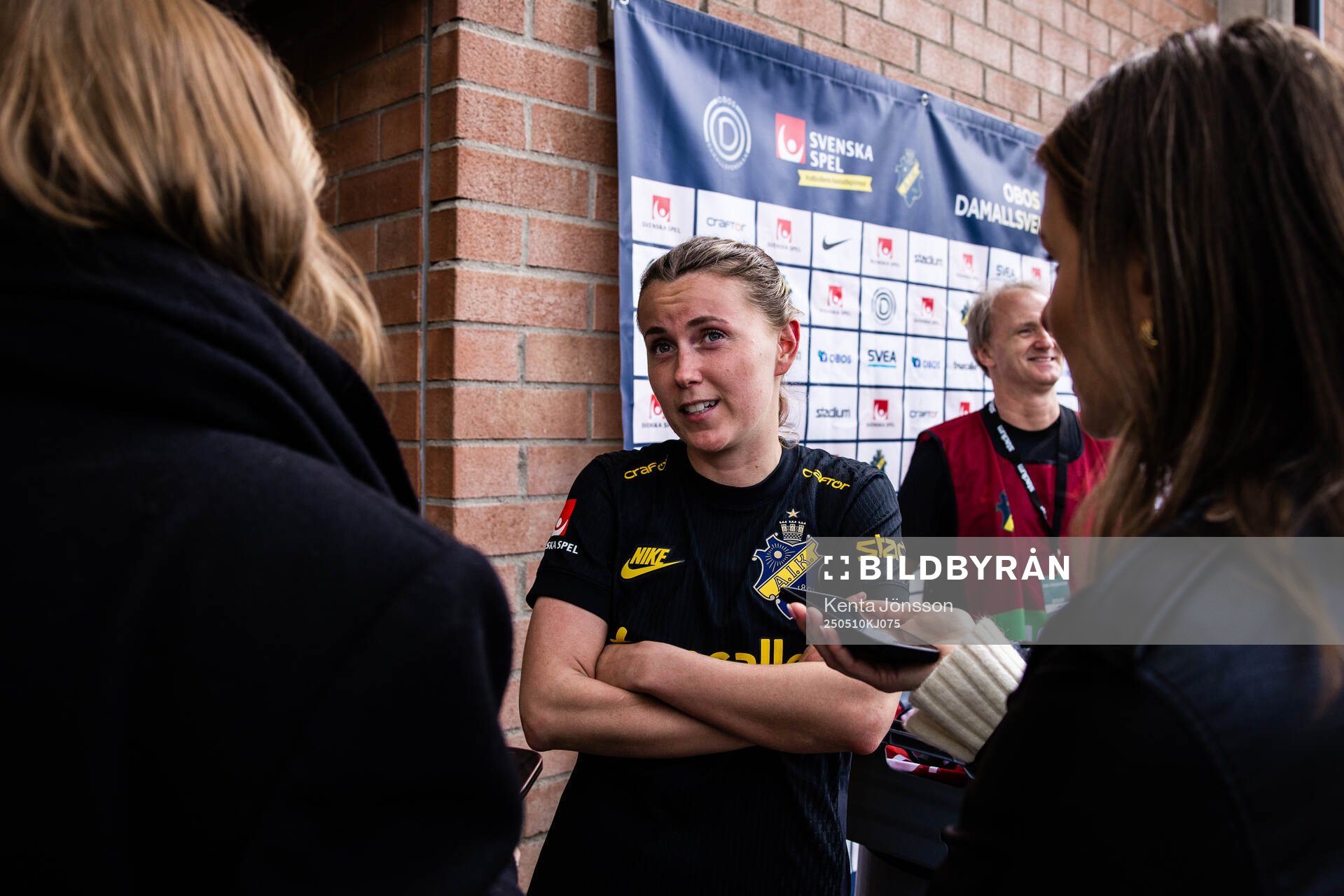 AIKs Adelisa Grabus intervjuas efter fotbollsmatchen i Damallsvenskan mellan AIK och Hammarby den 10 maj 2025 i Stockholm. 