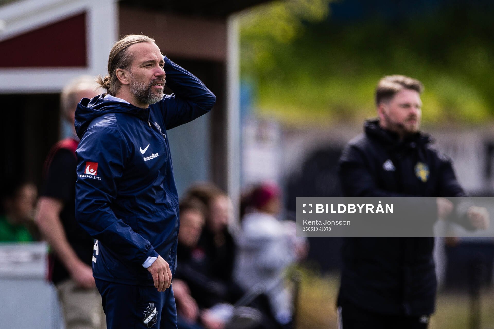 AIKs tränare Lukas Syberyjski under fotbollsmatchen i Damallsvenskan mellan AIK och Hammarby den 10 maj 2025 i Stockholm. 