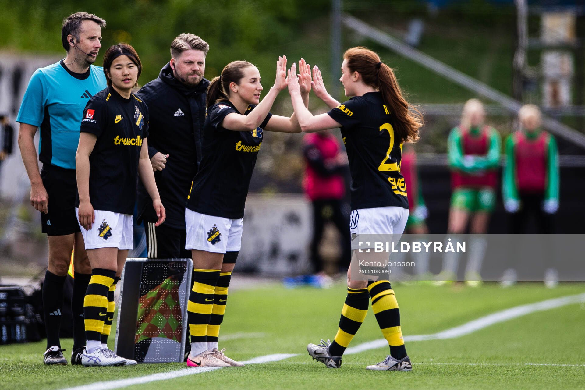 AIKs Haruna Tabata och Felicia Saving byts in