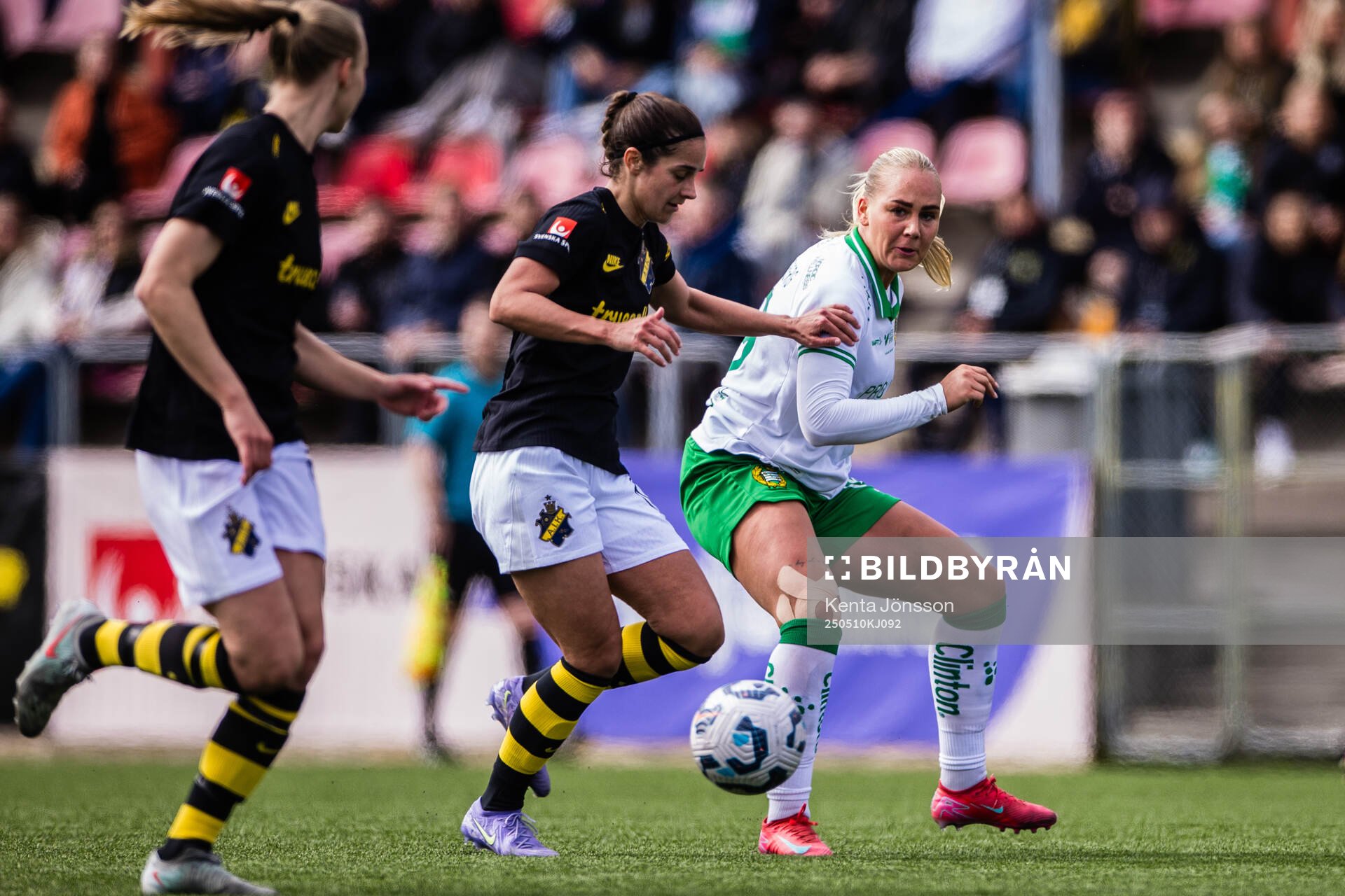 AIKs Daniella Famili och Hammarbys Cathinka Tandberg under fotbollsmatchen i Damallsvenskan mellan AIK och Hammarby den 10 maj 2025 i Stockholm.
