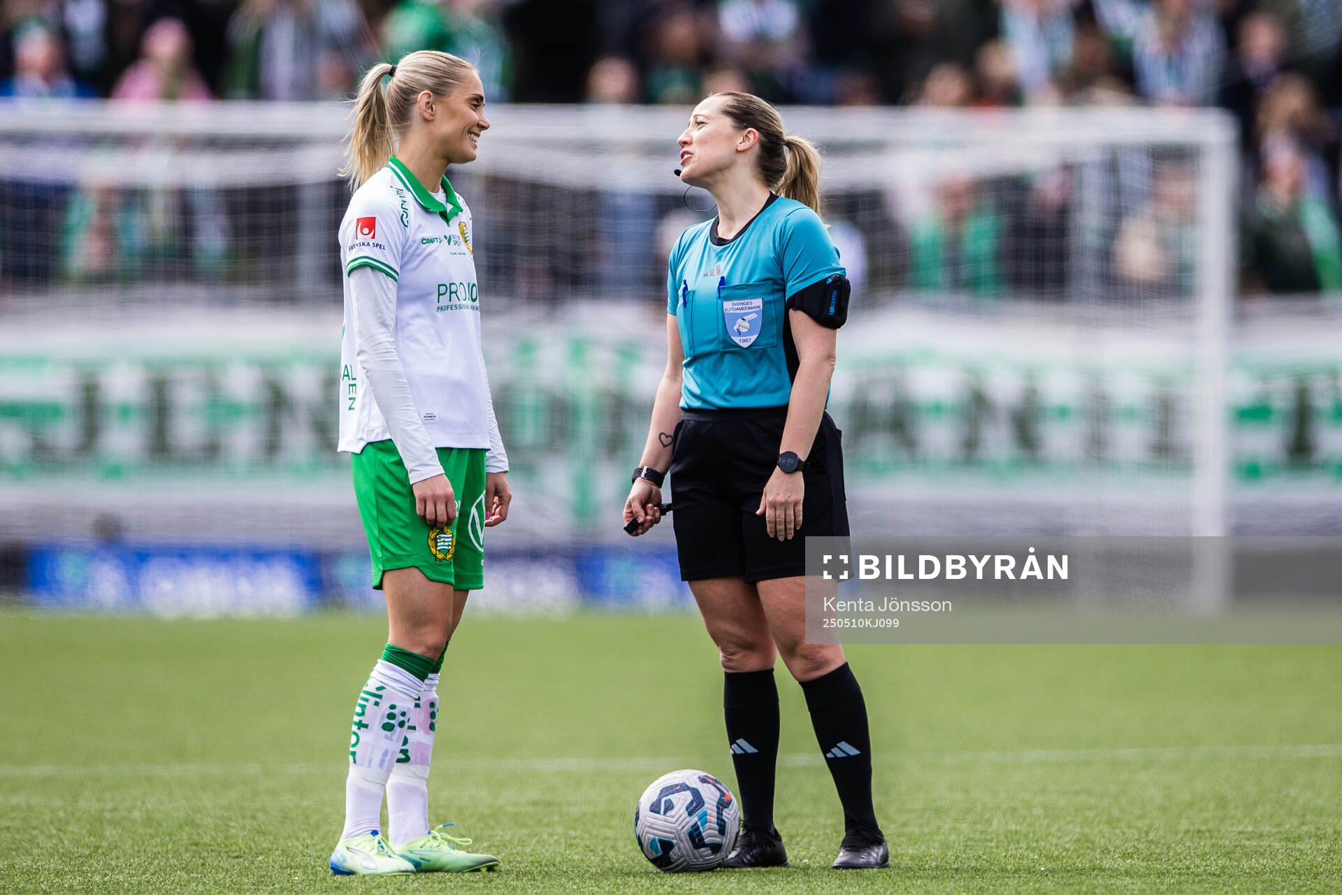 Hammarbys Alice Carlsson och domare Cecilia Ekwall under fotbollsmatchen i Damallsvenskan mellan AIK och Hammarby den 10 maj 2025 i Stockholm.