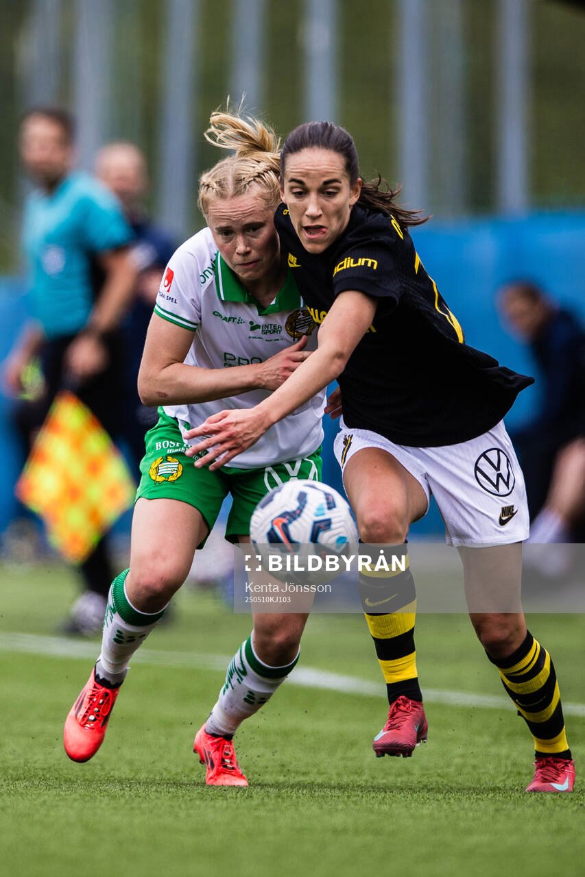 Hammarbys Julie Blakstad och AIKs Anna Oskarsson under fotbollsmatchen i Damallsvenskan mellan AIK och Hammarby den 10 maj 2025 i Stockholm.