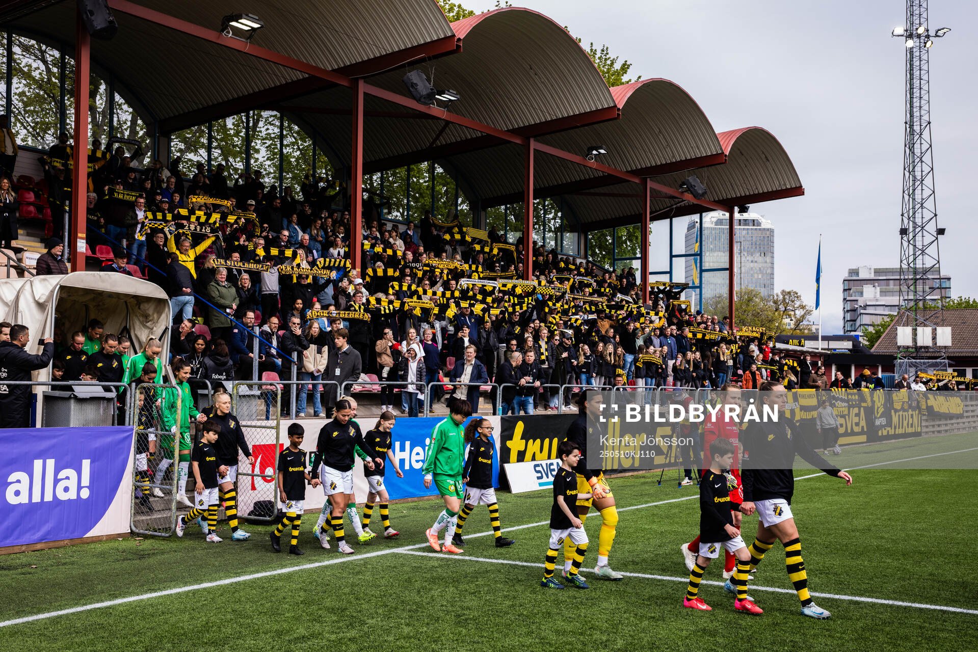 AIKs och Hammarbys spelare under inmarschen inför fotbollsmatchen i Damallsvenskan mellan AIK och Hammarby den 10 maj 2025 i Stockholm. 