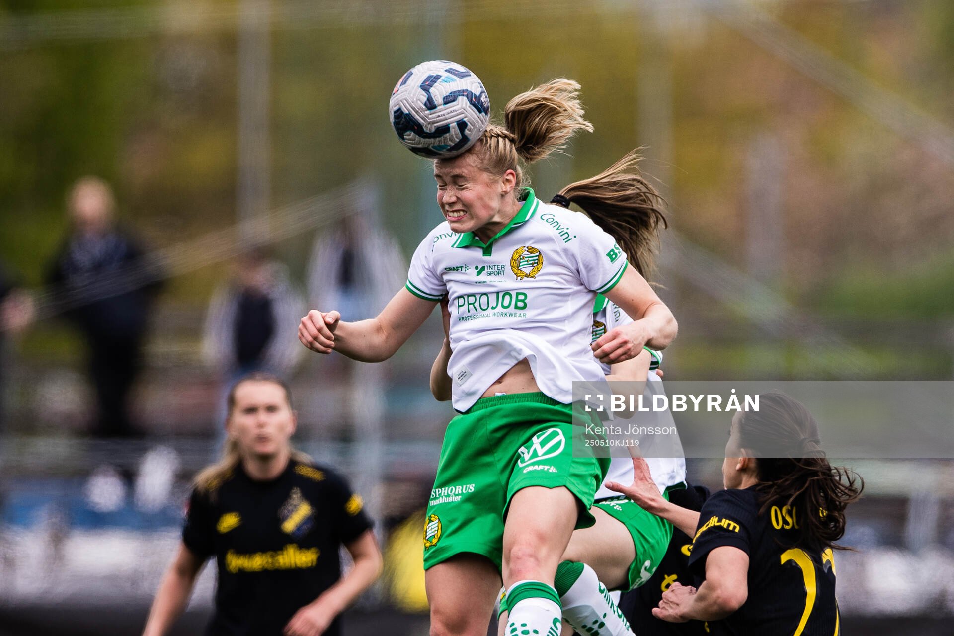 Hammarbys Julie Blakstad och AIKs Anna Oskarsson under fotbollsmatchen i Damallsvenskan mellan AIK och Hammarby den 10 maj 2025 i Stockholm.