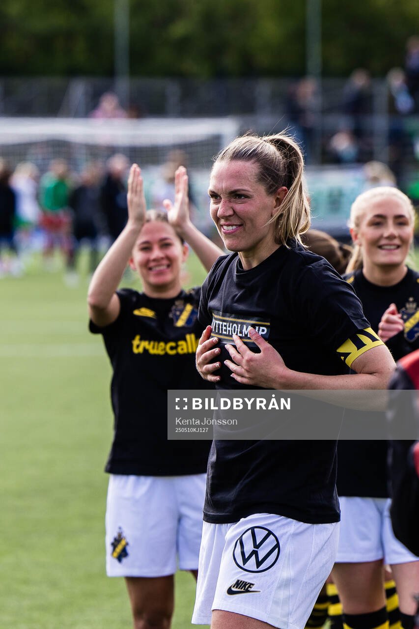 AIKs Jennie Nordin jublar efter fotbollsmatchen i Damallsvenskan mellan AIK och Hammarby den 10 maj 2025 i Stockholm. 