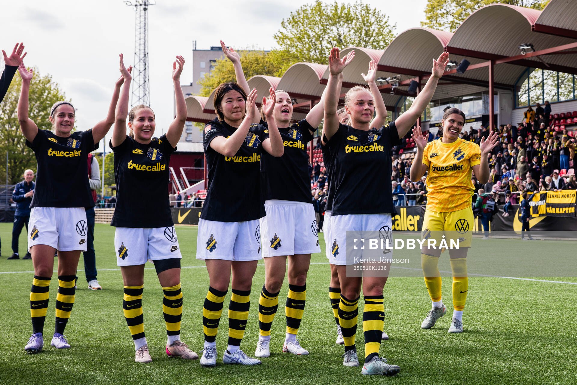 AIKs Daniella Famili, Felicia Saving, Haruna Tabata, Patrícia Fischerova, Villemo Dahlqvist och målvakt Jada Leanne Mathyssen Whyman jublar efter fotbollsmatchen i Damallsvenskan mellan AIK och Hammarby den 10 maj 2025 i Stockholm.
