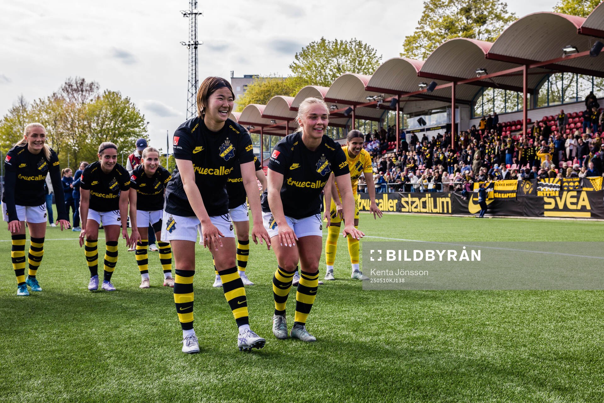 AIKs Haruna Tabata och Villemo Dahlqvist jublar efter fotbollsmatchen i Damallsvenskan mellan AIK och Hammarby den 10 maj 2025 i Stockholm. 