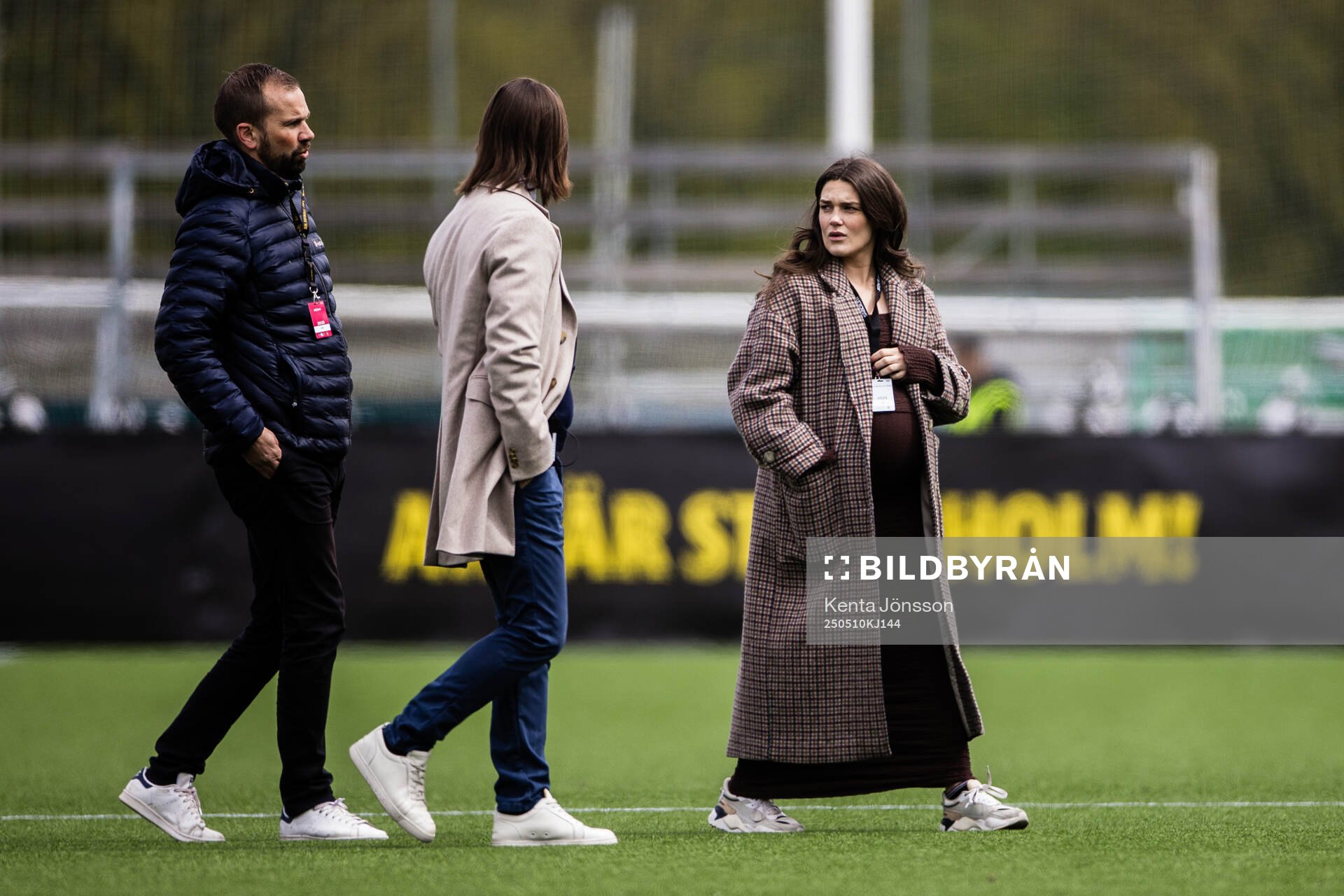 Viaplays Pär Lagerström, Axel Olsson och Saga Fredriksson inför fotbollsmatchen i Damallsvenskan mellan AIK och Hammarby den 10 maj 2025 i Stockholm.