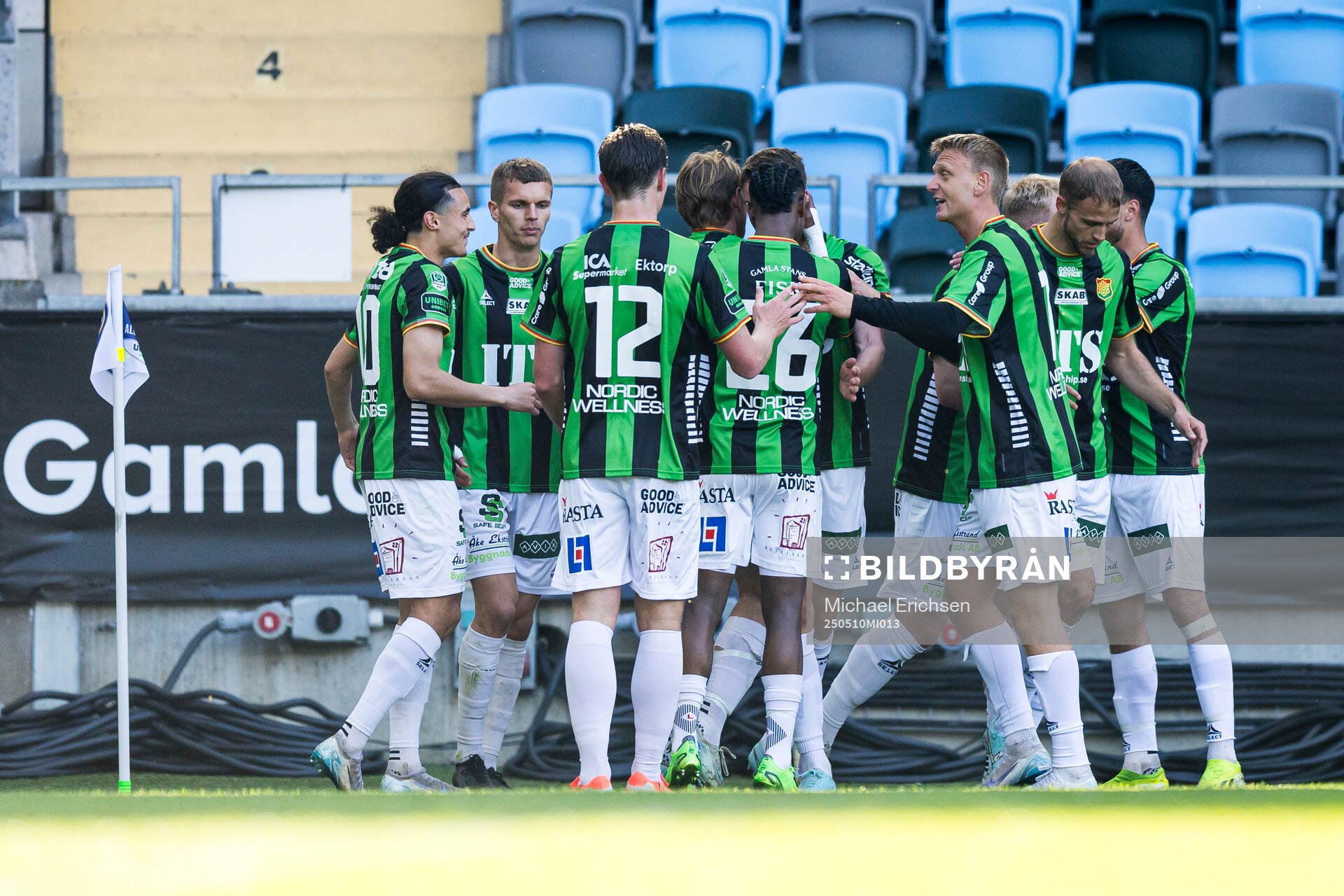 GAIS Oskar Ågren jublar tillsammans med lagkamrater efter 1-0 under fotbollsmatchen i Allsvenskan mellan GAIS och Värnamo den 10 maj 2025 i Göteborg.
