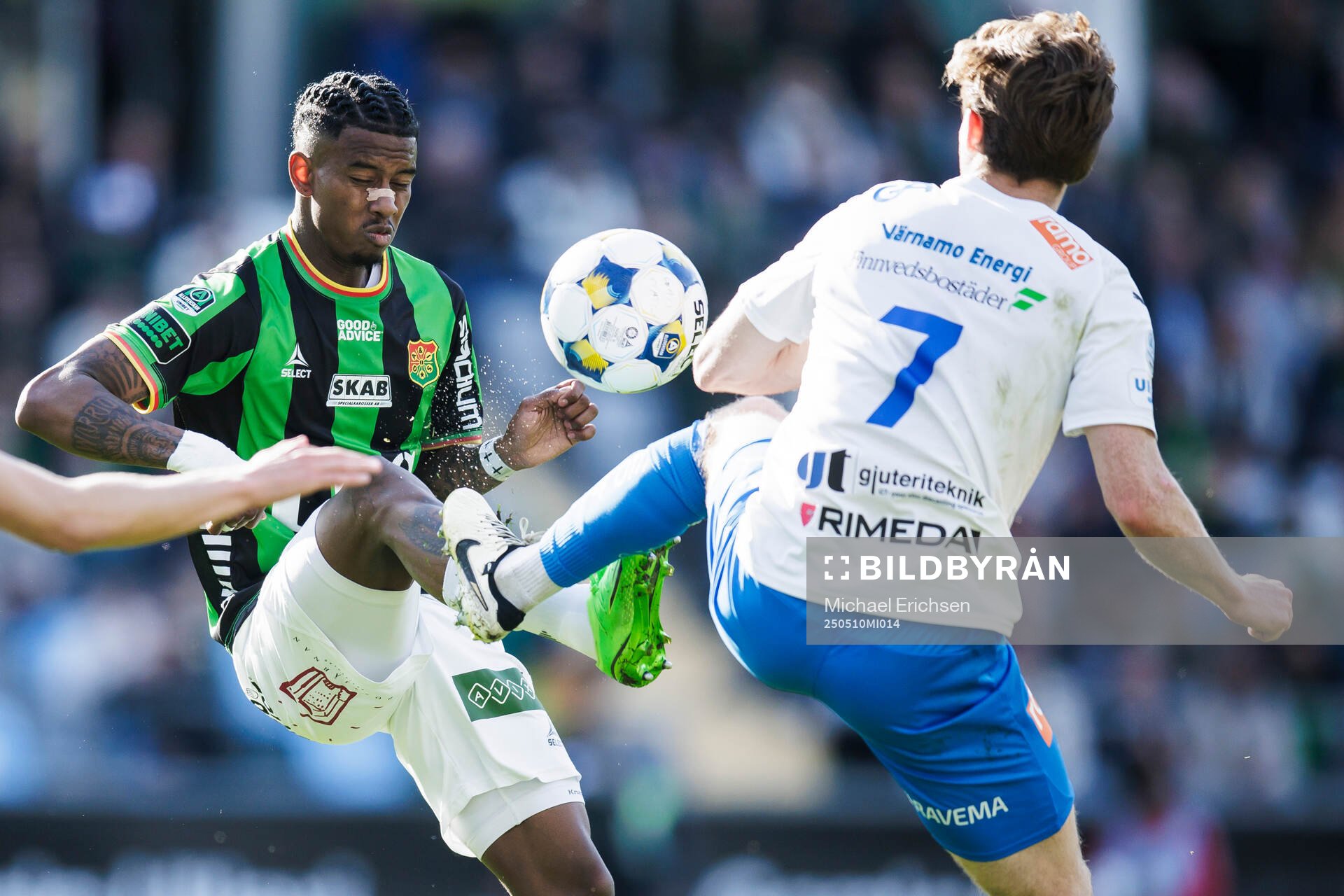 GAIS Chovanie Shakur Amatkarijo och Värnamos Carl Johansson under fotbollsmatchen i Allsvenskan mellan GAIS och Värnamo den 10 maj 2025 i Göteborg.