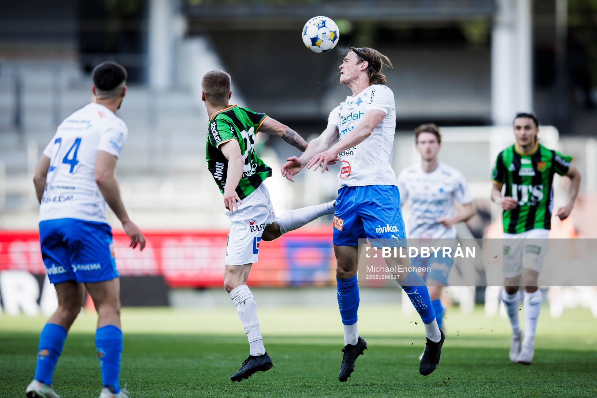 GAIS Lucas Hedlund och Värnamos Hugo Andersson under fotbollsmatchen i Allsvenskan mellan GAIS och Värnamo den 10 maj 2025 i Göteborg. 