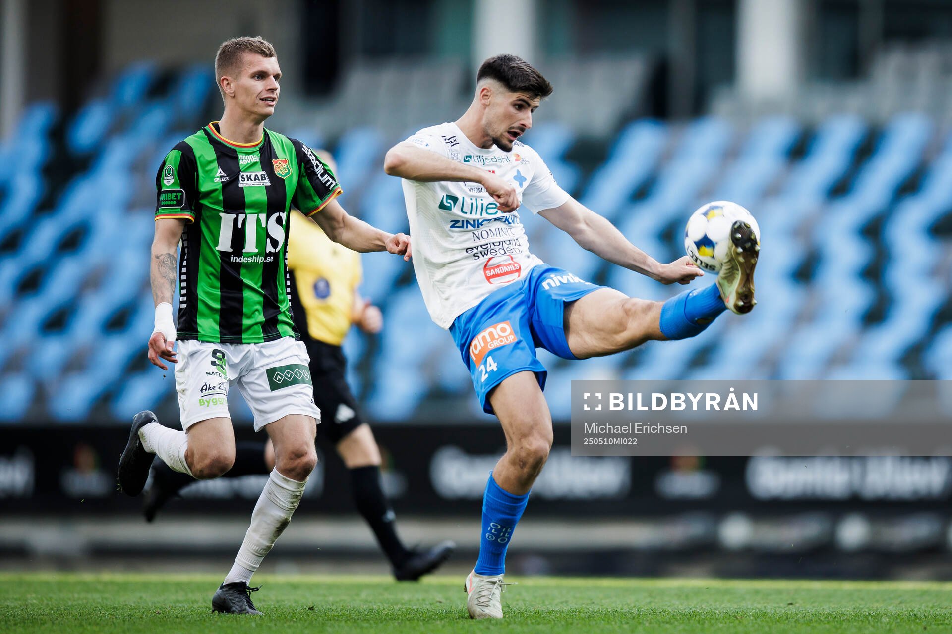 GAIS Lucas Hedlund och Värnamos Emin Grozdanic under fotbollsmatchen i Allsvenskan mellan GAIS och Värnamo den 10 maj 2025 i Göteborg. 