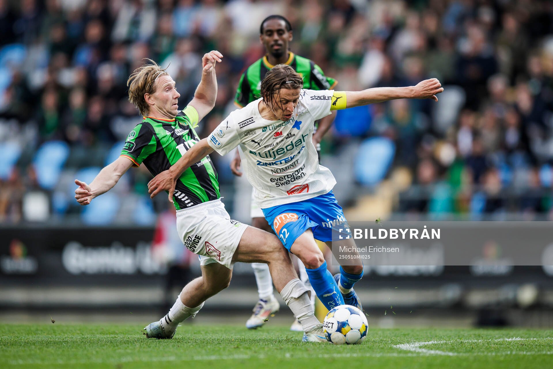 GAIS August Wängberg och Värnamos Simon Thern under fotbollsmatchen i Allsvenskan mellan GAIS och Värnamo den 10 maj 2025 i Göteborg. 